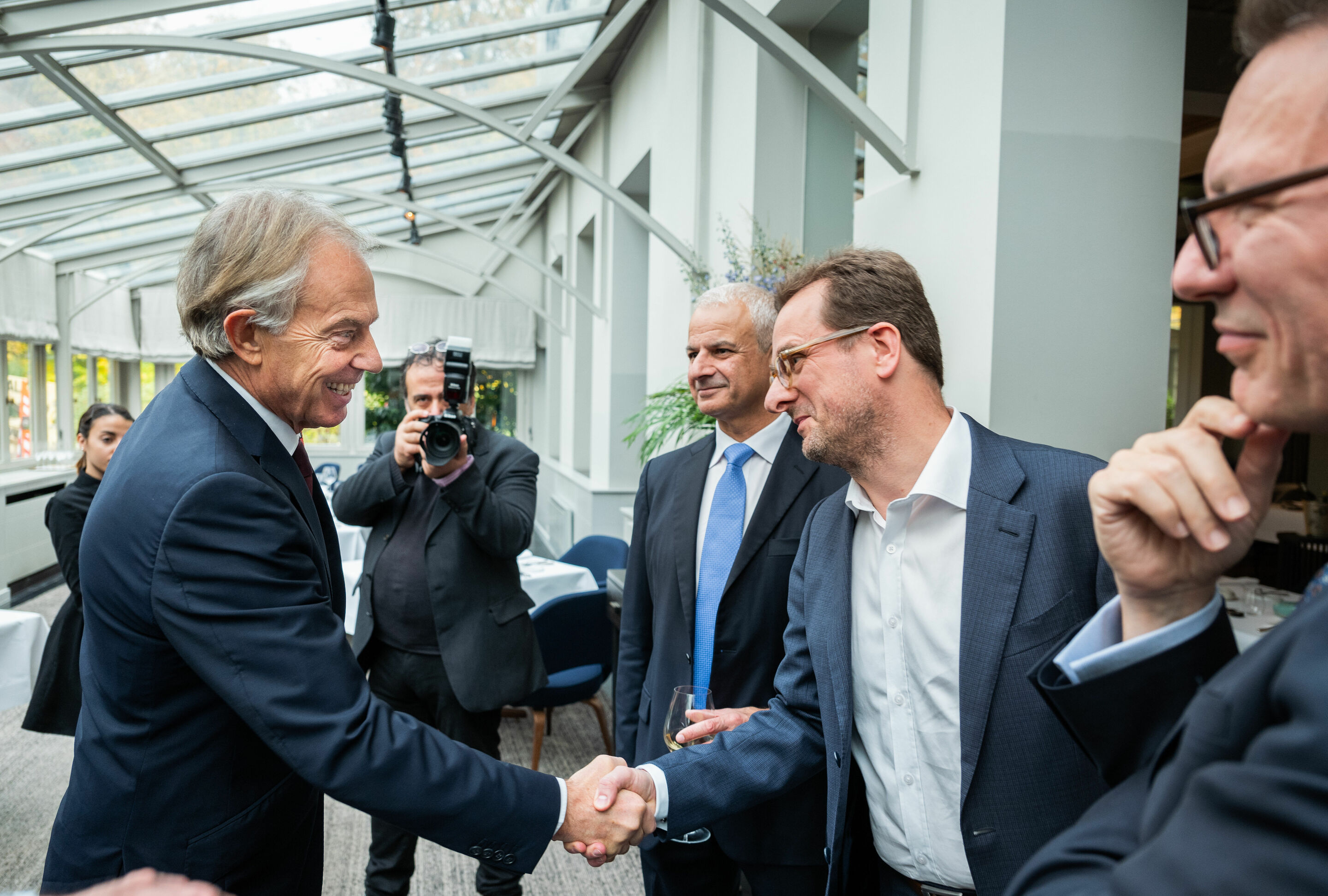 Audi and beyond initiative speak out for responsible use of AI at global forum “AI4People” - Tony Blair (left), former UK Prime Minister, and Roland Villinger (second from right), CSO and CDO of AUDI AG, meet in Brussels.
