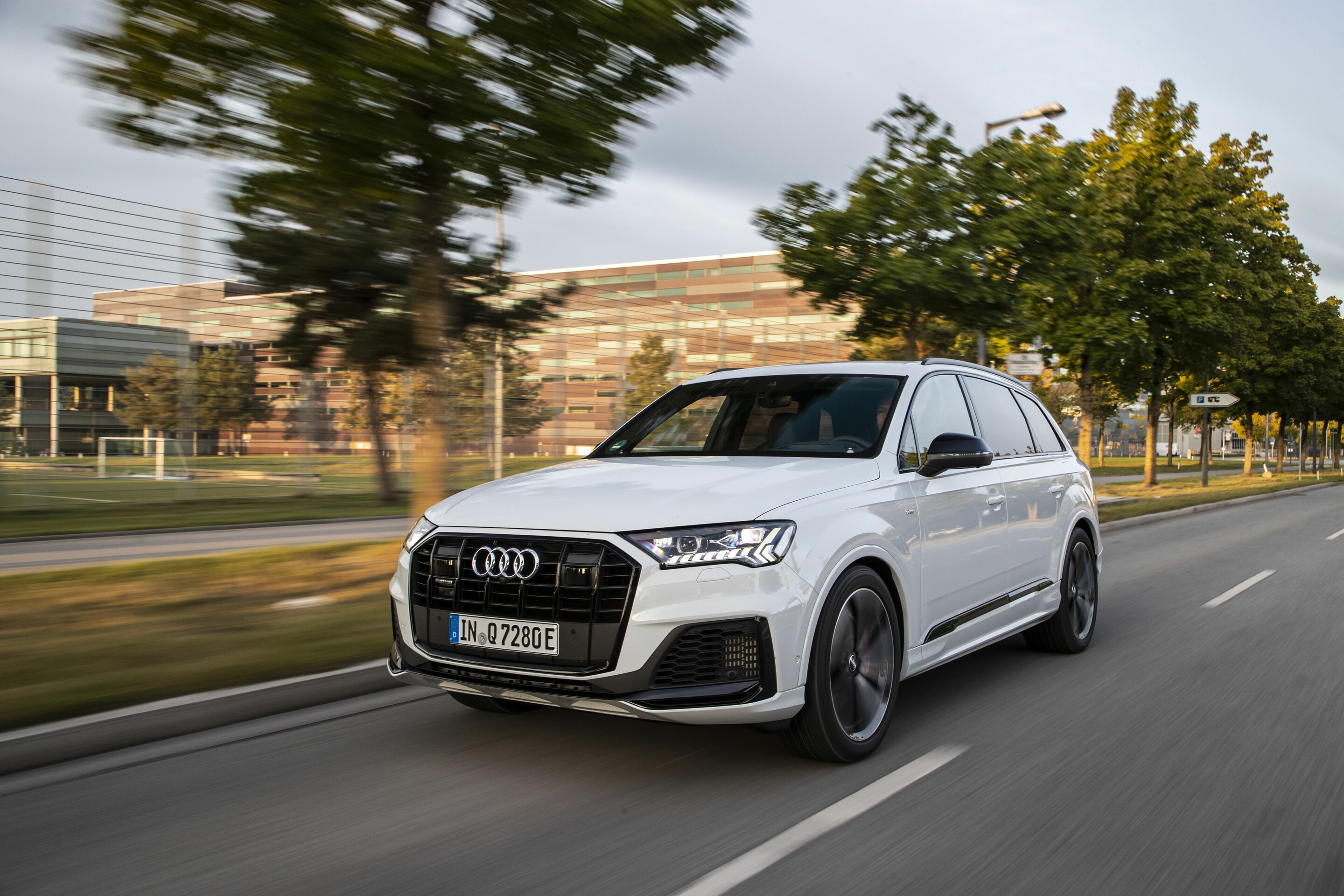Audi Q7 TFSI e quattro - Dynamic photo, 
Colour: Glacier white
