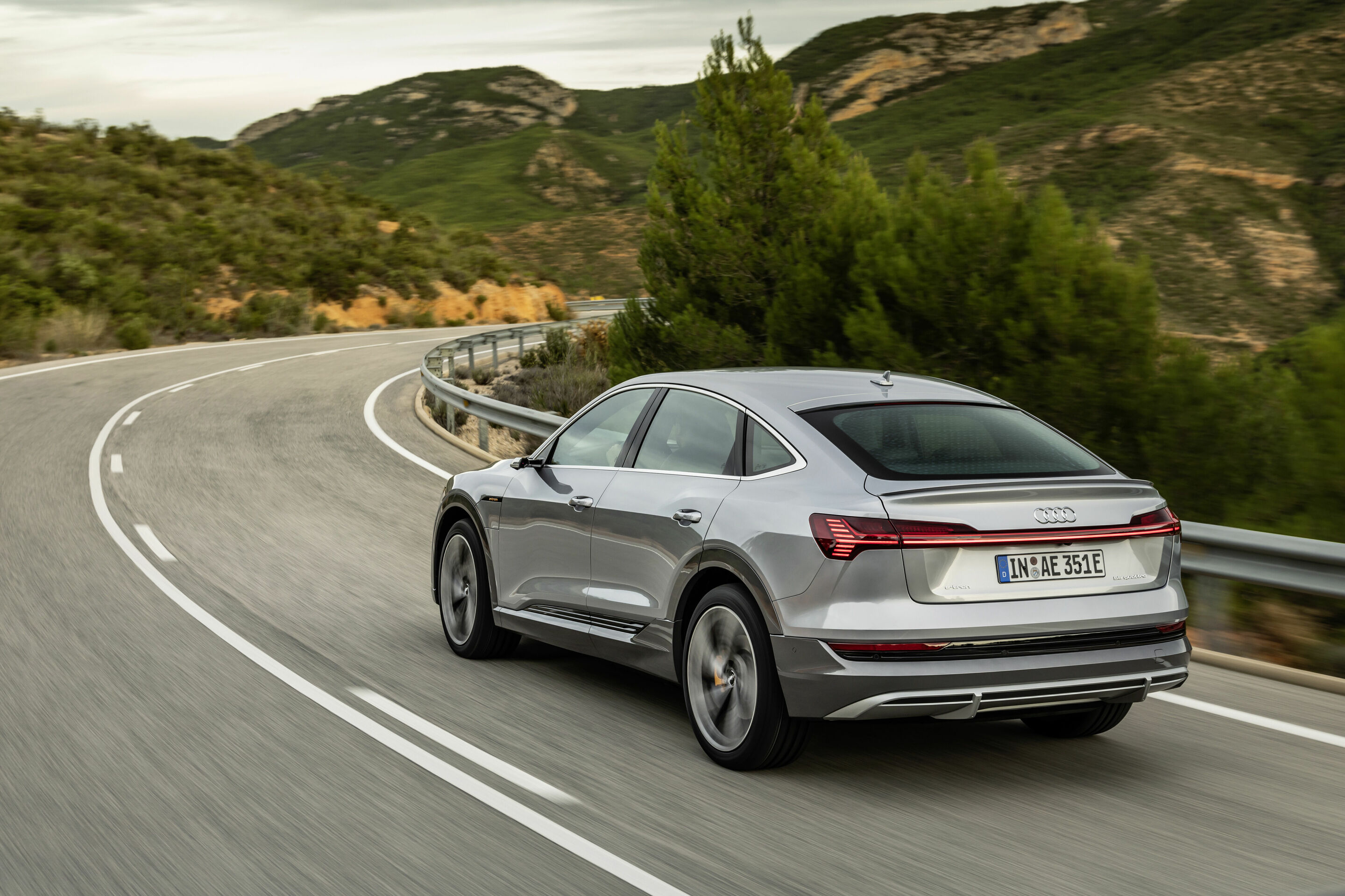 Audi e-tron Sportback 55 quattro - Dynamic photo,
Colour: Florett Silver
„The displayed vehicle shows optional equipment at extra charge. Individual equipment will be available at a later date.”
