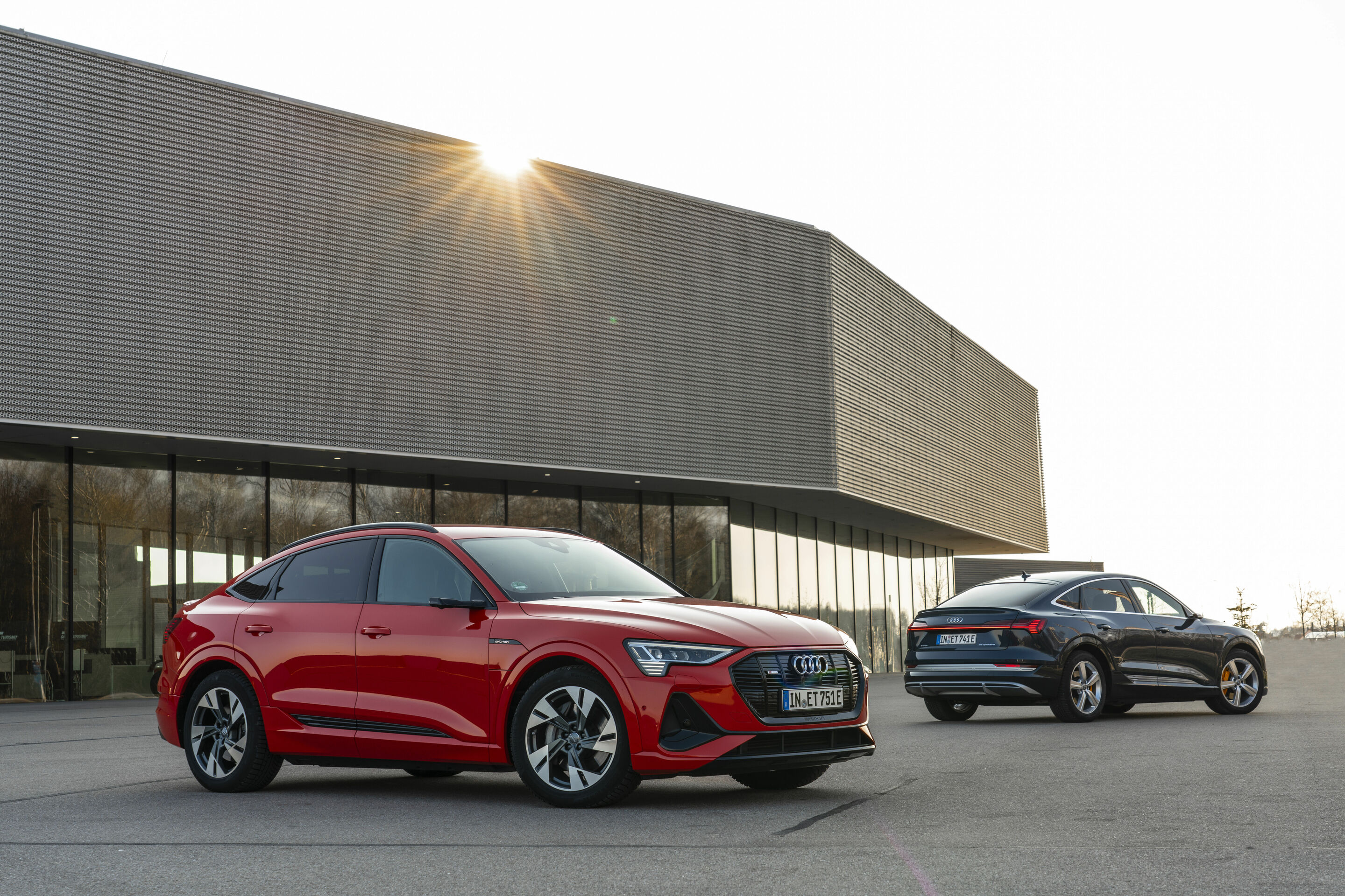 Audi e-tron Sportback 55 quattro - Static photo,
Colour: Catalunya Red, Plasma Blue