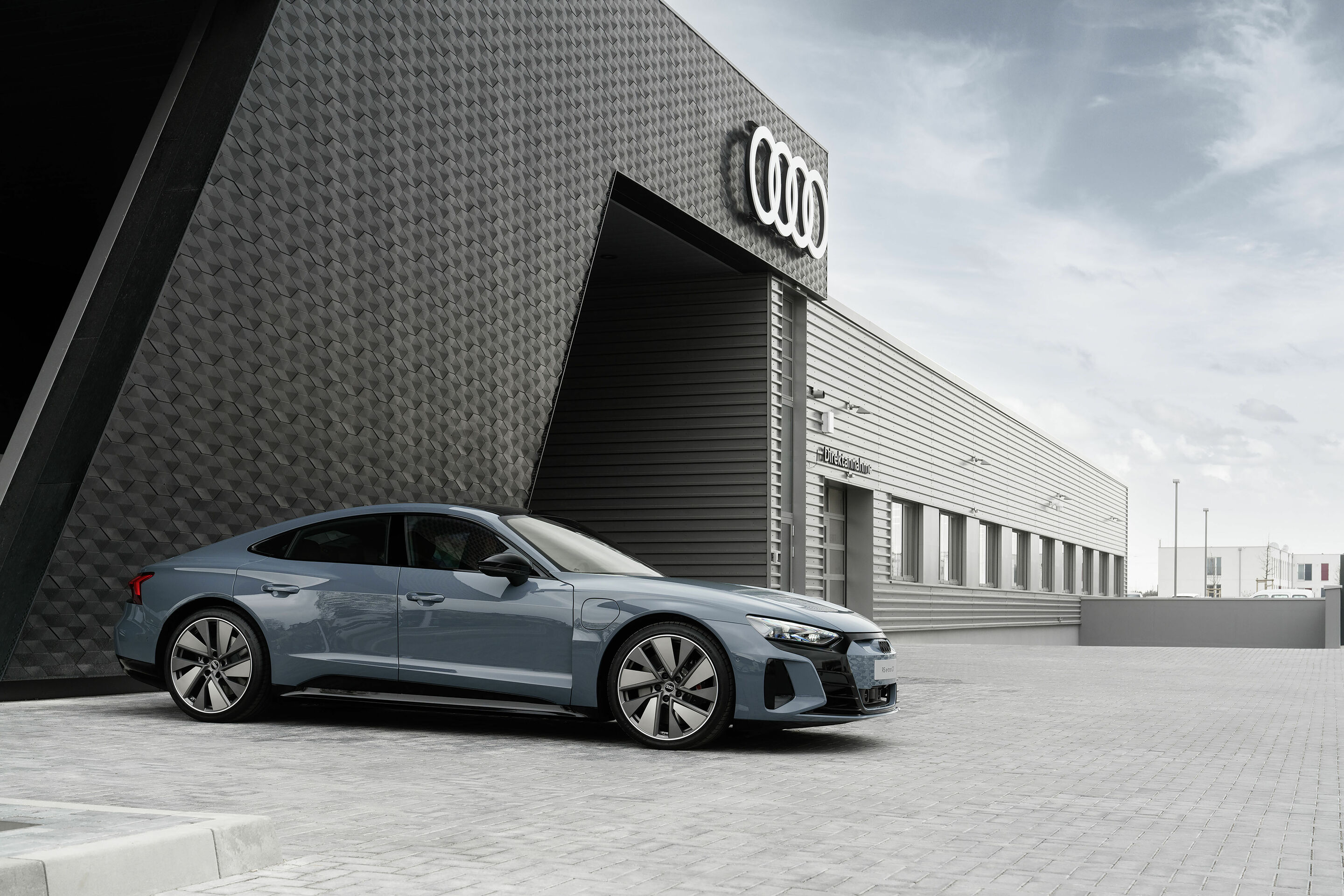 Audi RS e-tron GT - Static photo,
Colour: Kemora grey metallic