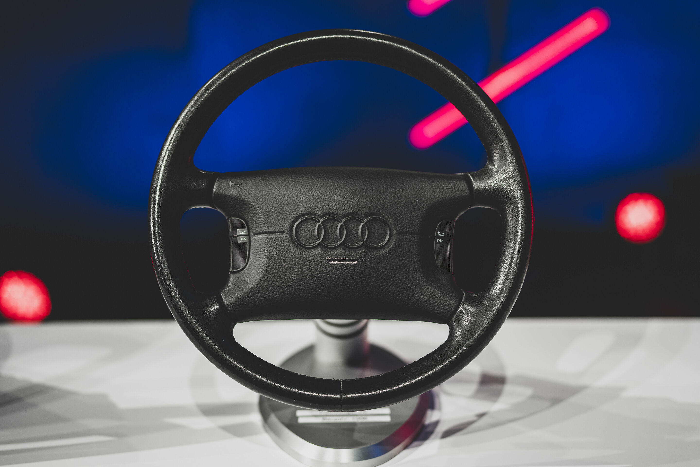 Audi TechTalk Steering - Steering wheel 1996 with die-cast aluminum skeleton, horn, driver airbag and control buttons