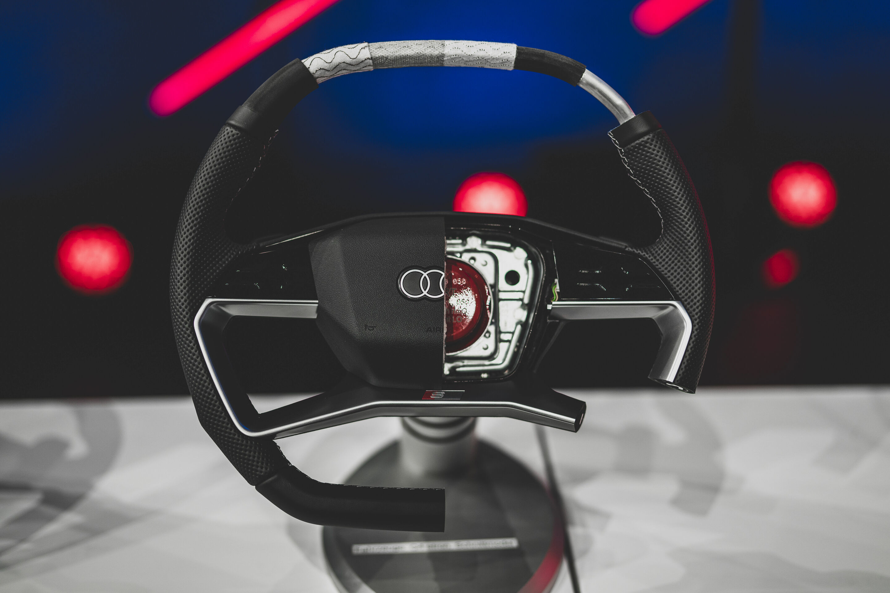 Audi TechTalk Steering - Audi Q4 e-tron steering wheel sectional model