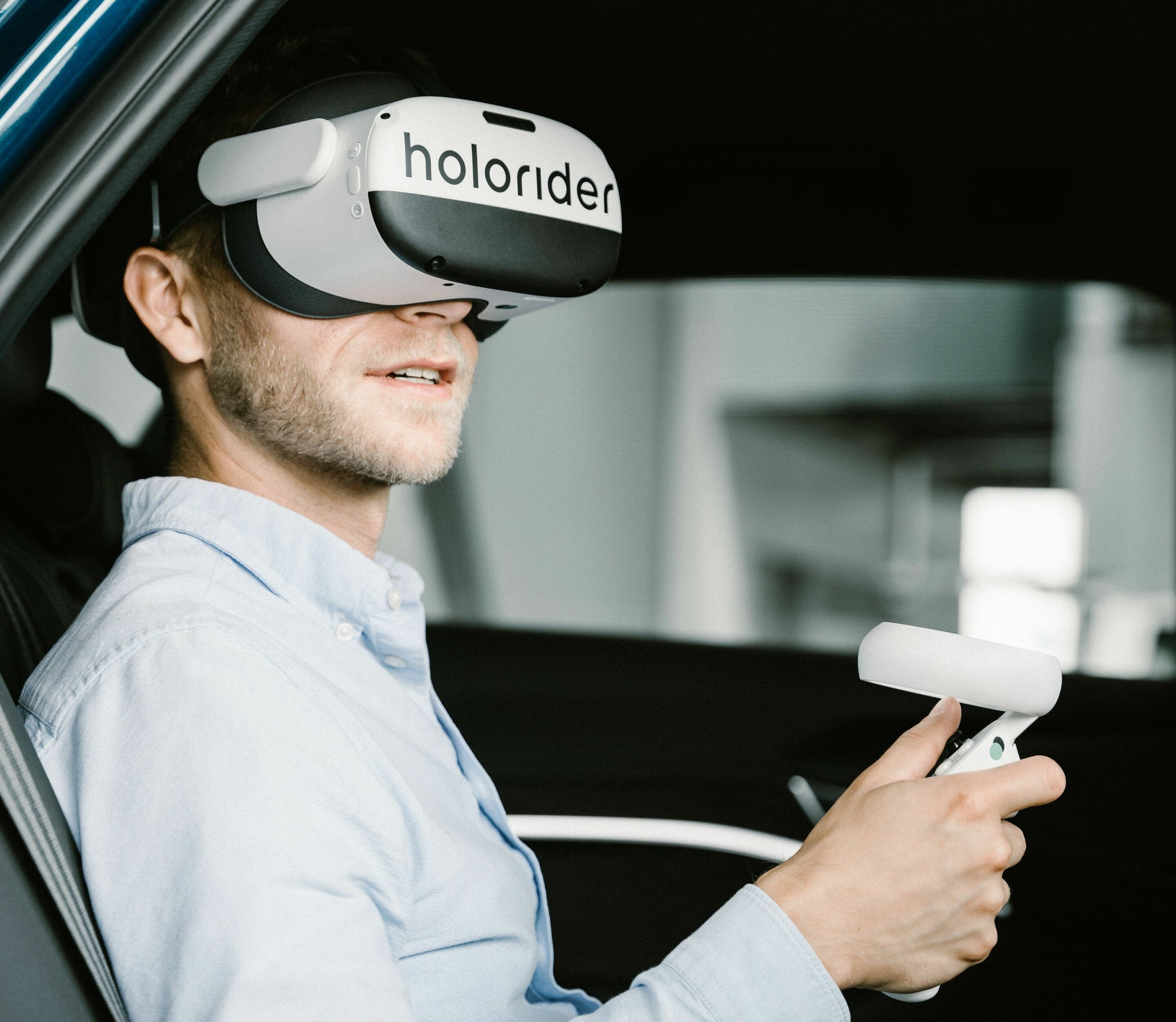 Virtual reality entertainment holoride on the road to series maturity - holoride

Using virtual-reality glasses during a drive: Only permitted for passengers in the second row of seats in the side positions.is permitted for people over 1.5 meters tall....