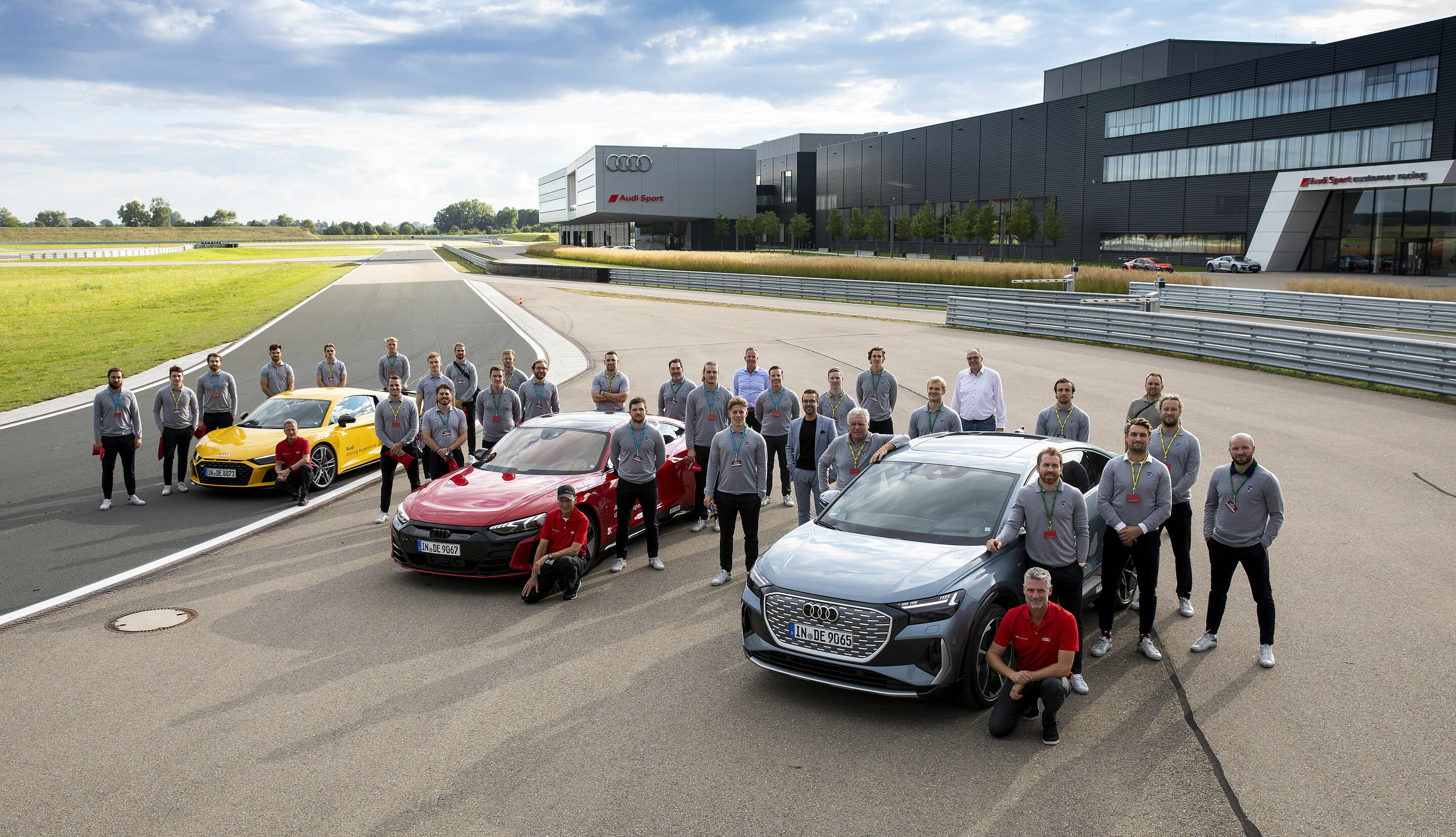 Ingolstadt’s ice hockey team tests top sport models from Audi - The ERC team with representatives of the Audi ERC Steering Committee