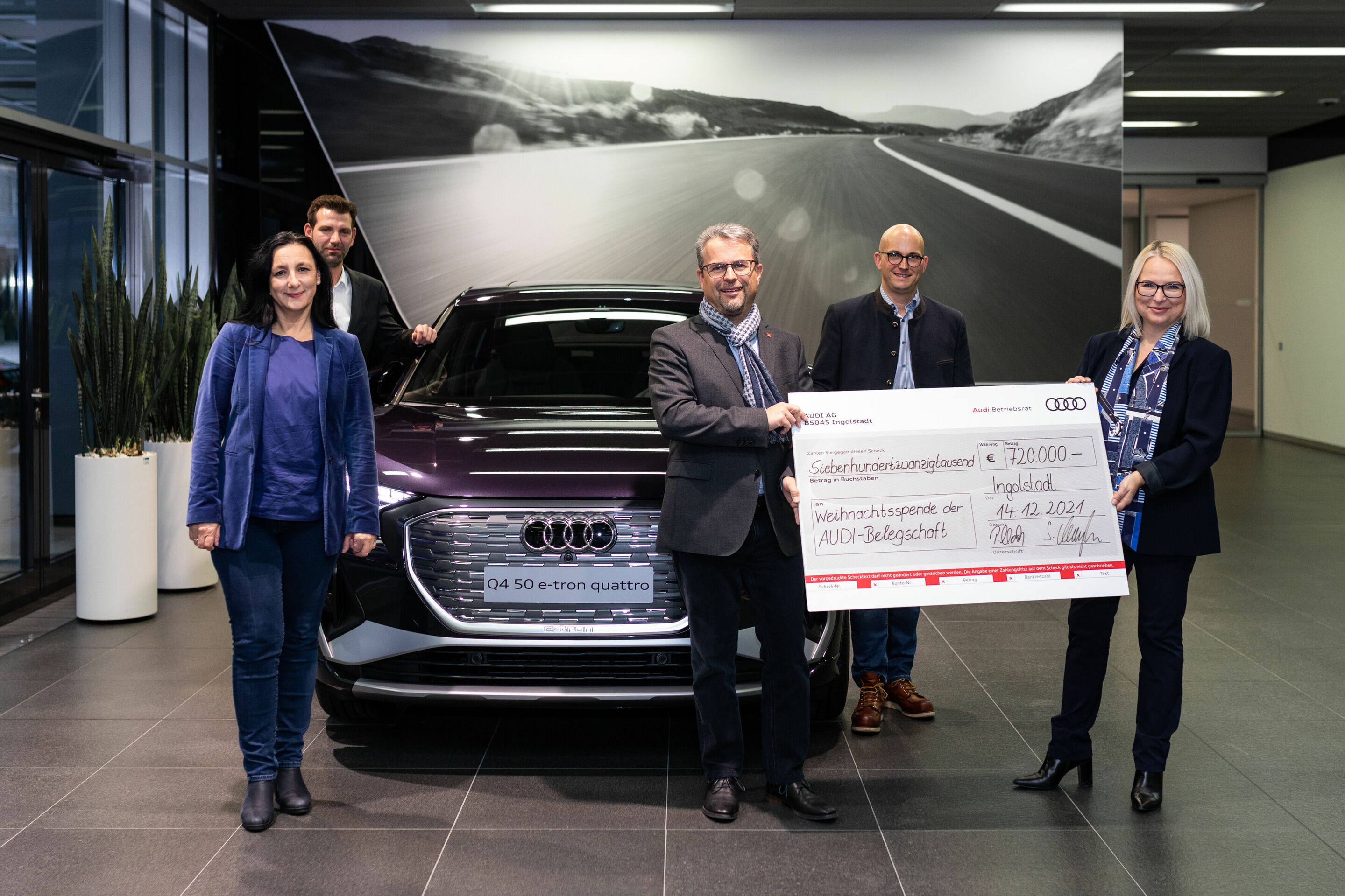 Christmas donation: Audi’s staff is donating €720,000 to regional organizations - Together with the symbolic donation check of the Audi staff donation 2021 (from left to right): Head of Works Council Service Thomas Wendl, Vice Chairwoman of the Ingolstadt...