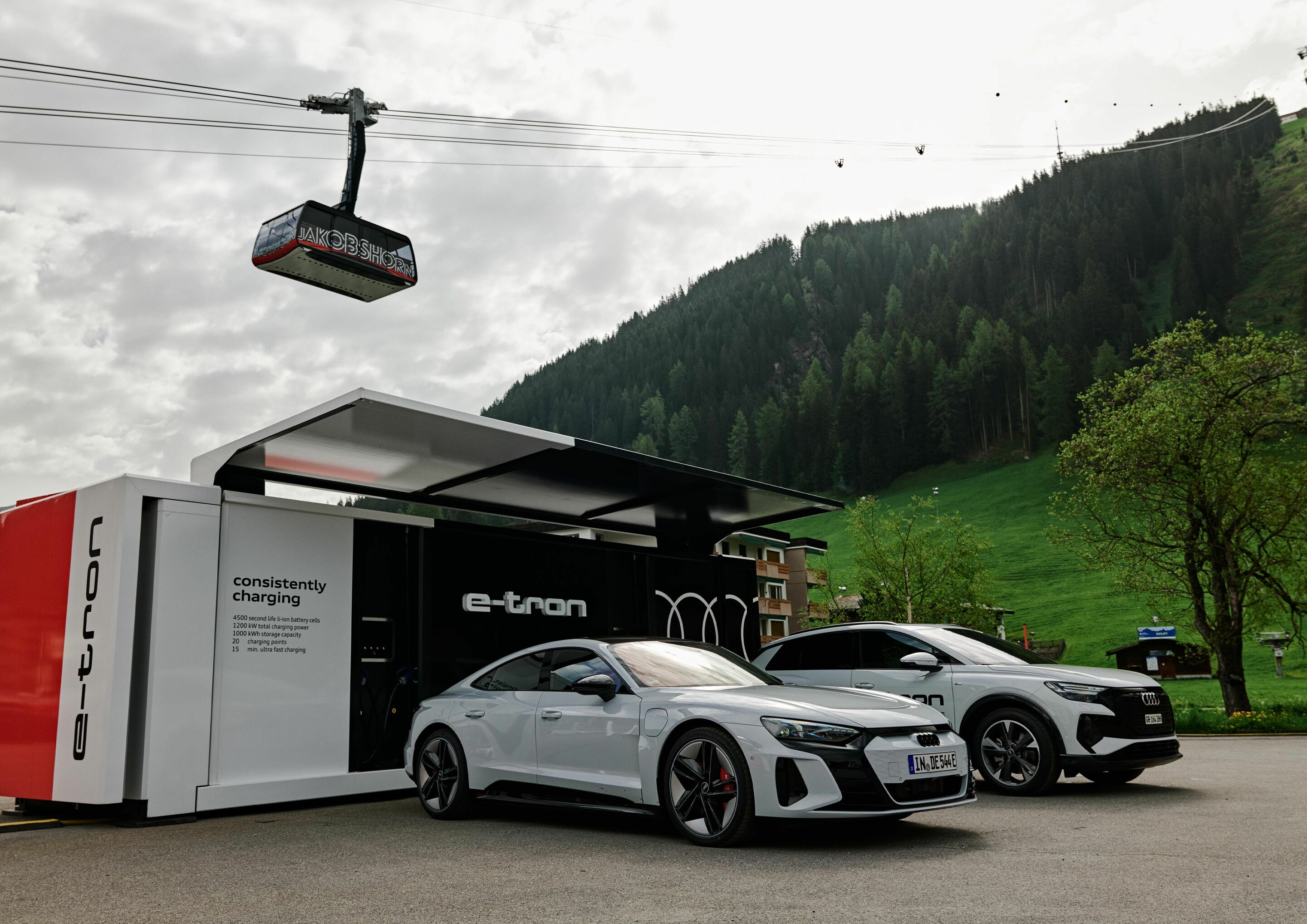 World Economic Forum in Davos: sustainable mobility in a picturesque mountain setting - Charged in around 45 minutes: At a 30-foot container, up to eight Audi e-models can be charged simultaneously and without any connection to the grid.