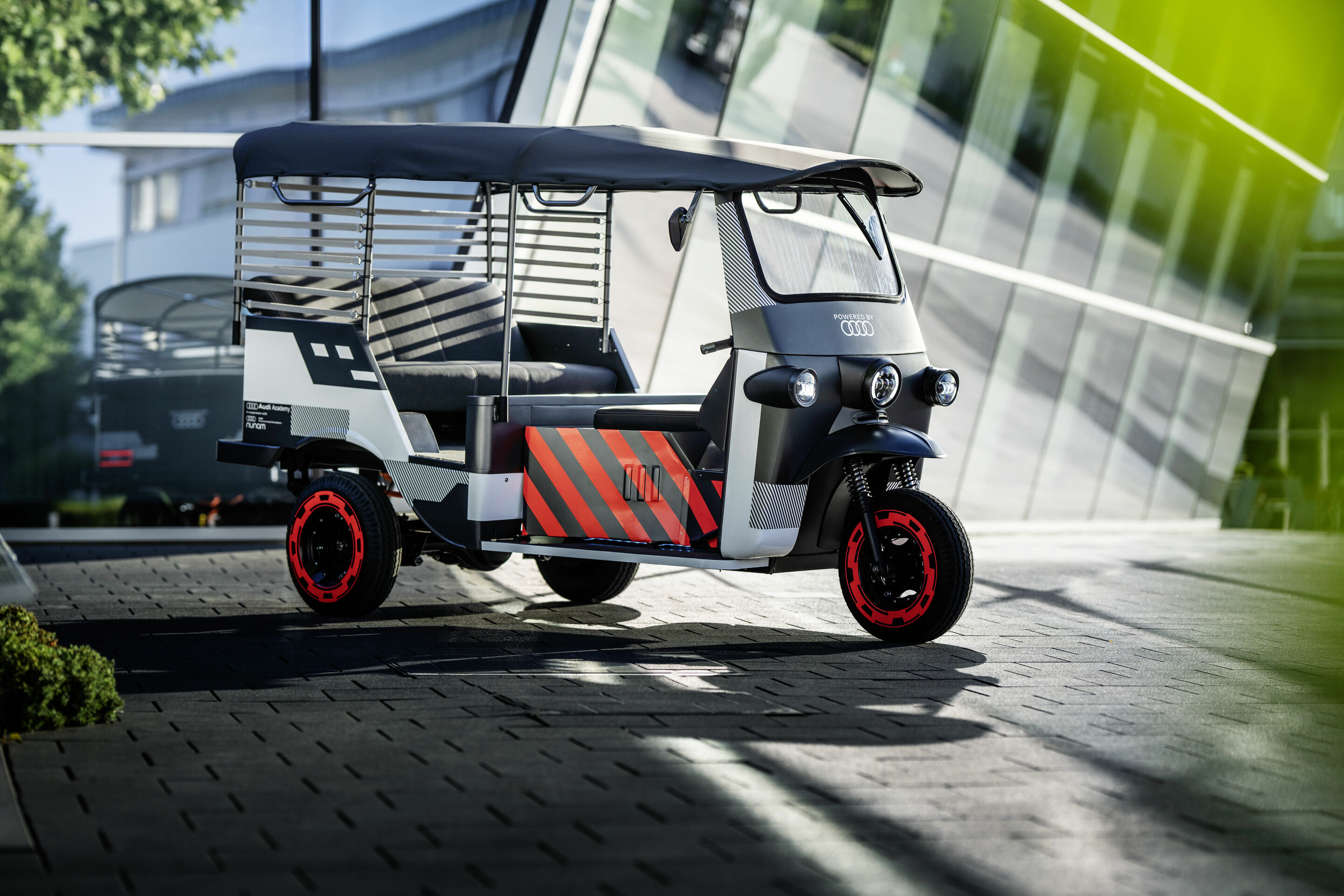 Second-life use: Audi e-tron battery modules power electrify rickshaws in India - A second life for electric car batteries: The German–Indian start-up Nunam is bringing three electric rickshaws to the roads of India. They are powered by used batteries...