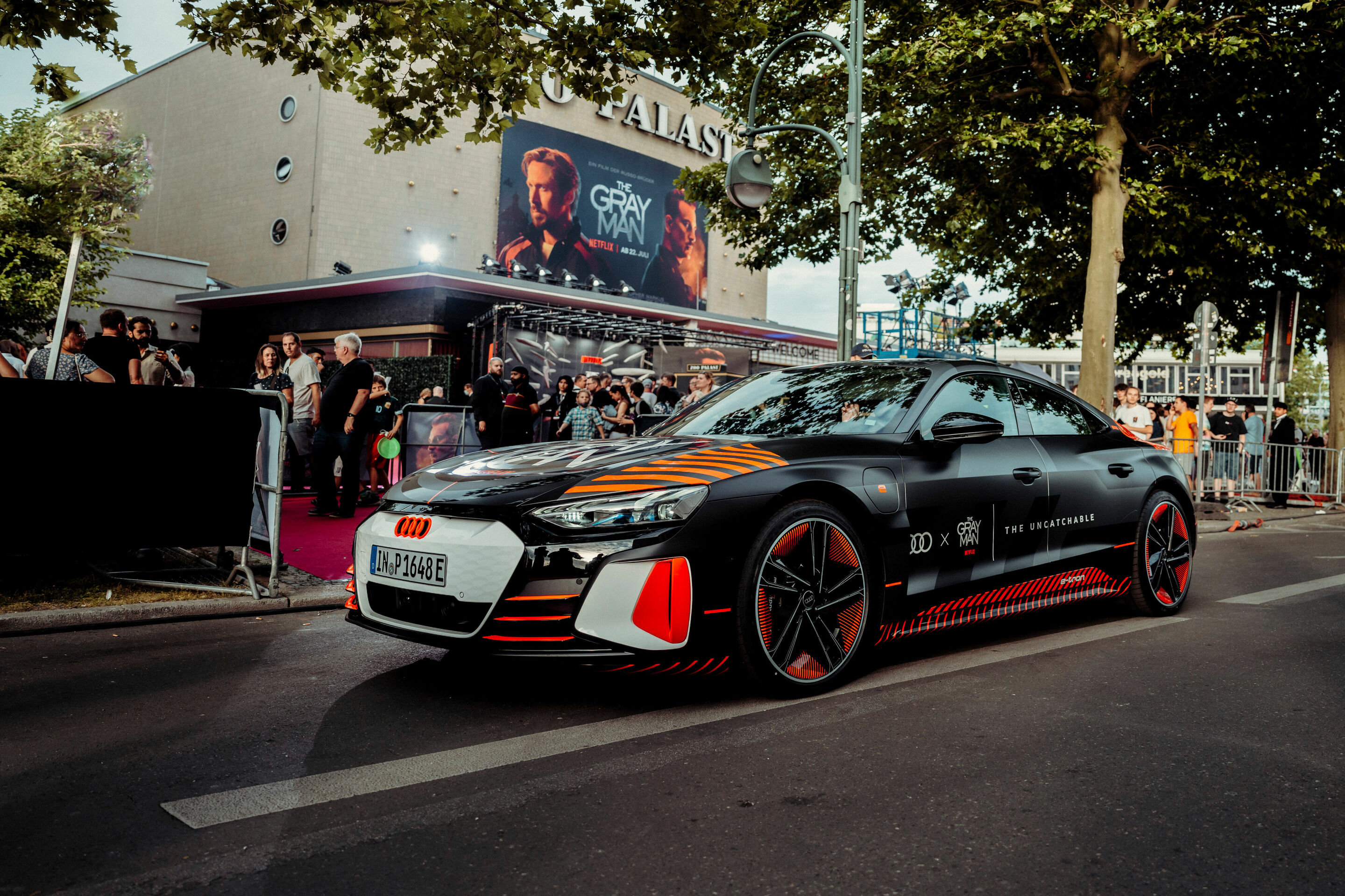 Audi Teams up with Netflix on “The Gray Man” as the Official Automotive Brand featured in the Film - Audi at the film premiere of "The Gray Man" in Berlin – Directors Joe and Anthony Russo drove to the film premiere with the Audi RS e-tron GT and its...