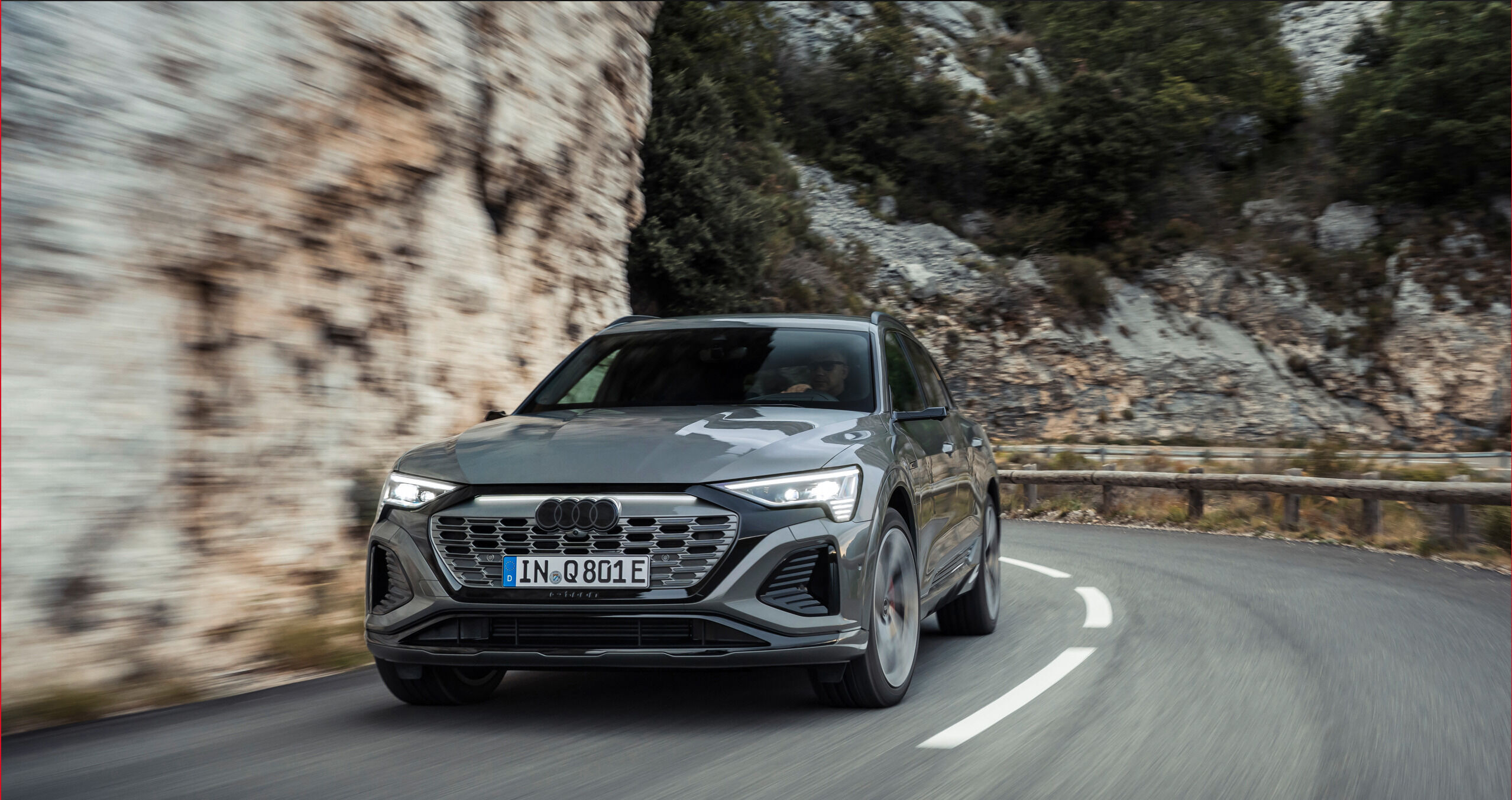 Audi Q8 55 e-tron quattro (until 2025) - Dynamic photo, Colour: Chronos Gray metallic.