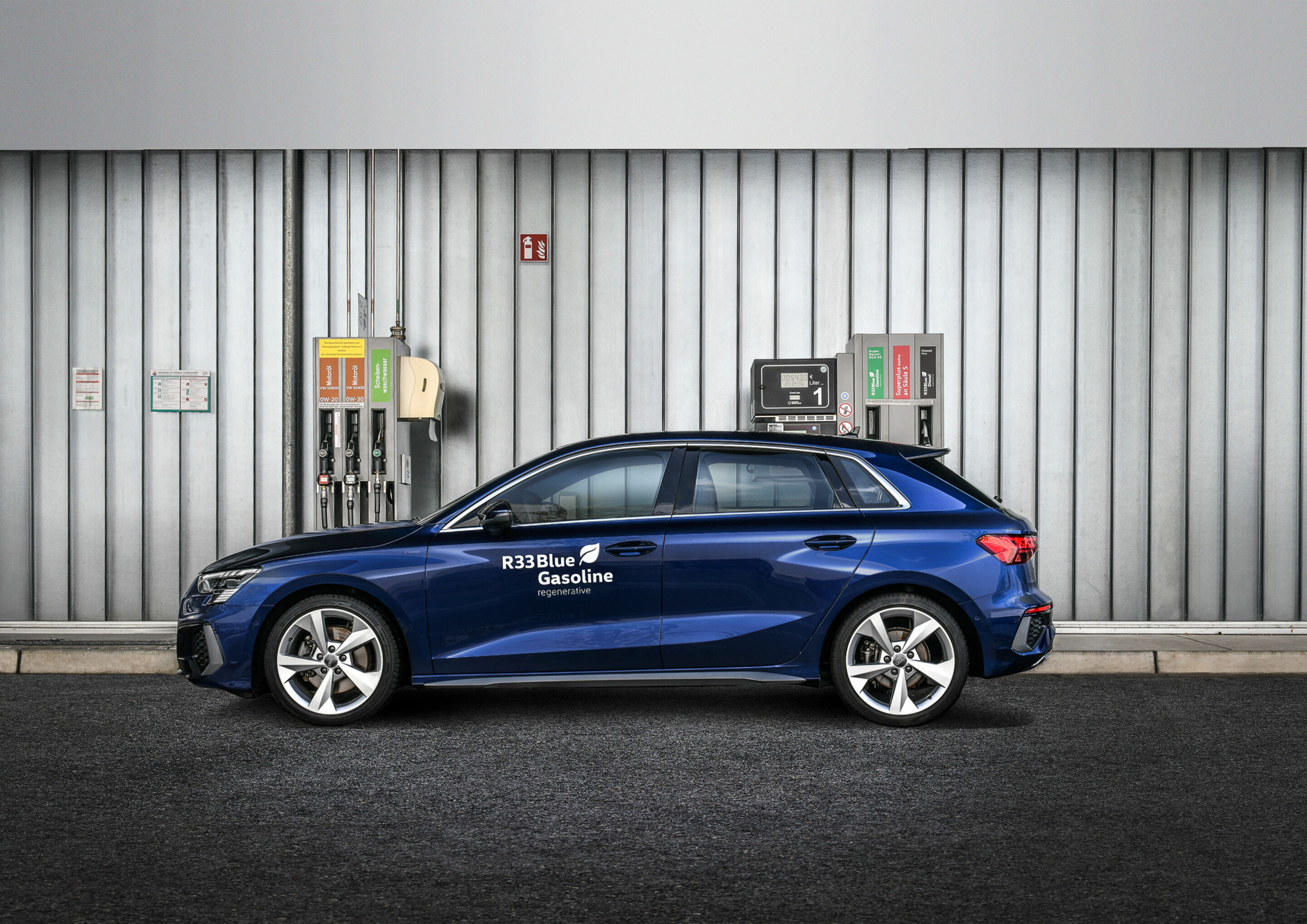 Carbon-neutral production sites: vehicles fueled with sustainable fuels at the factory - From the factory, many new Audi vehicles are delivered with the environmentally friendly fuels R33 Blue Diesel and R33 Blue Gasoline.