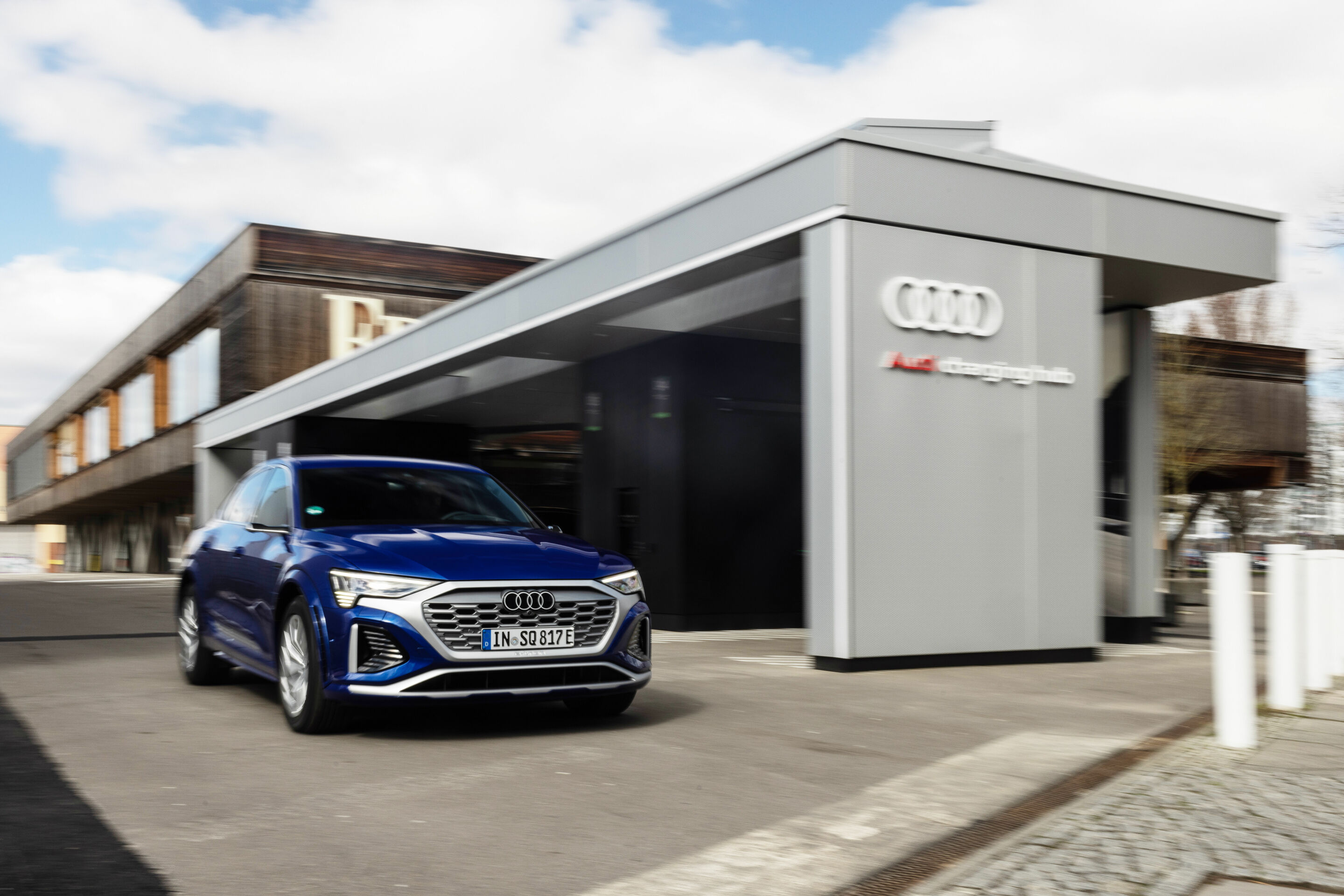 Audi charging hub Berlin - Audi SQ8 Sportback e-tron
Static photo, Colour: Ultra Blue metallic.