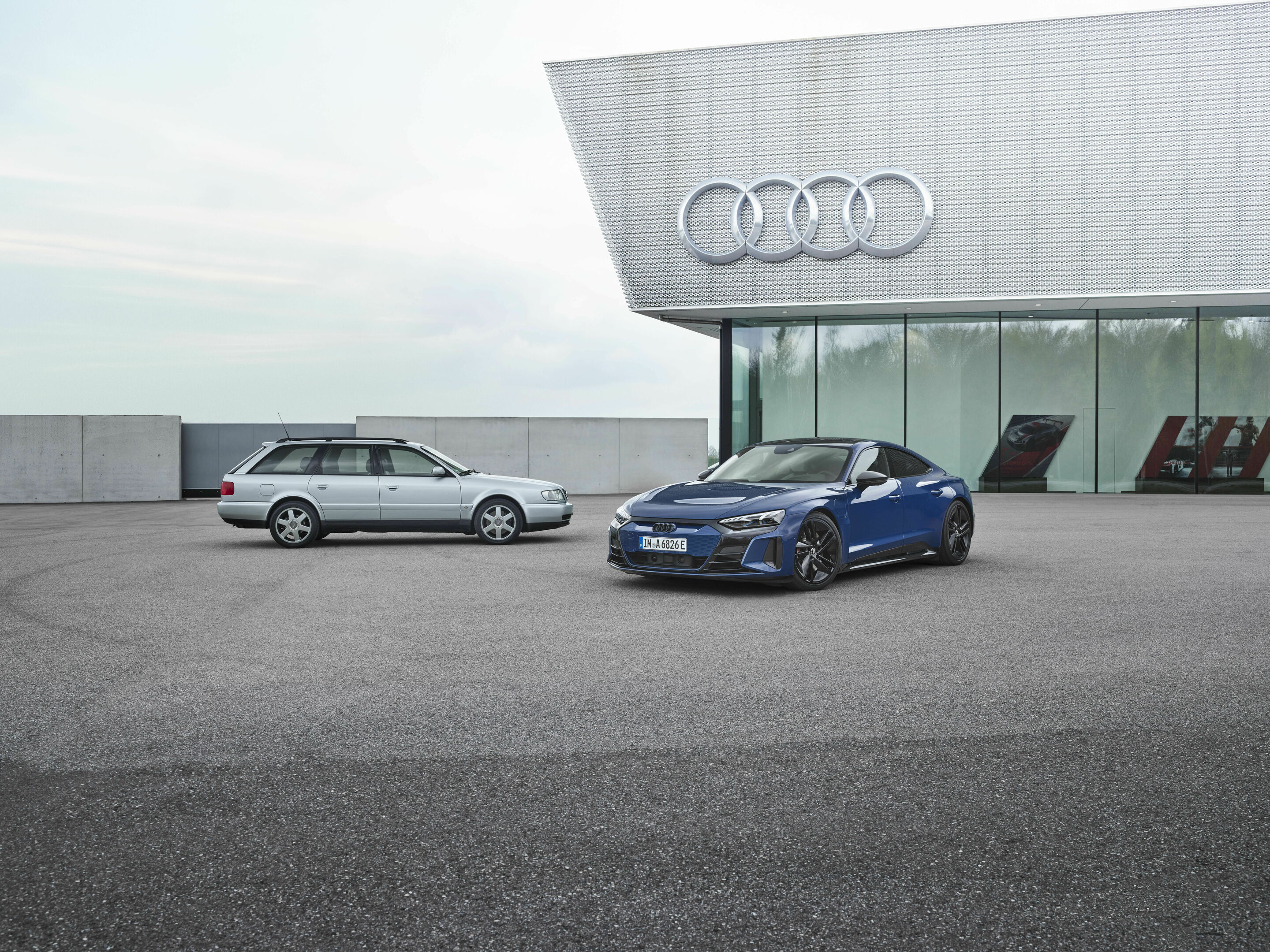 Peak sportiness - Models from left to right: Audi S6 plus, Audi RS e-tron GT, color Ascari Blue