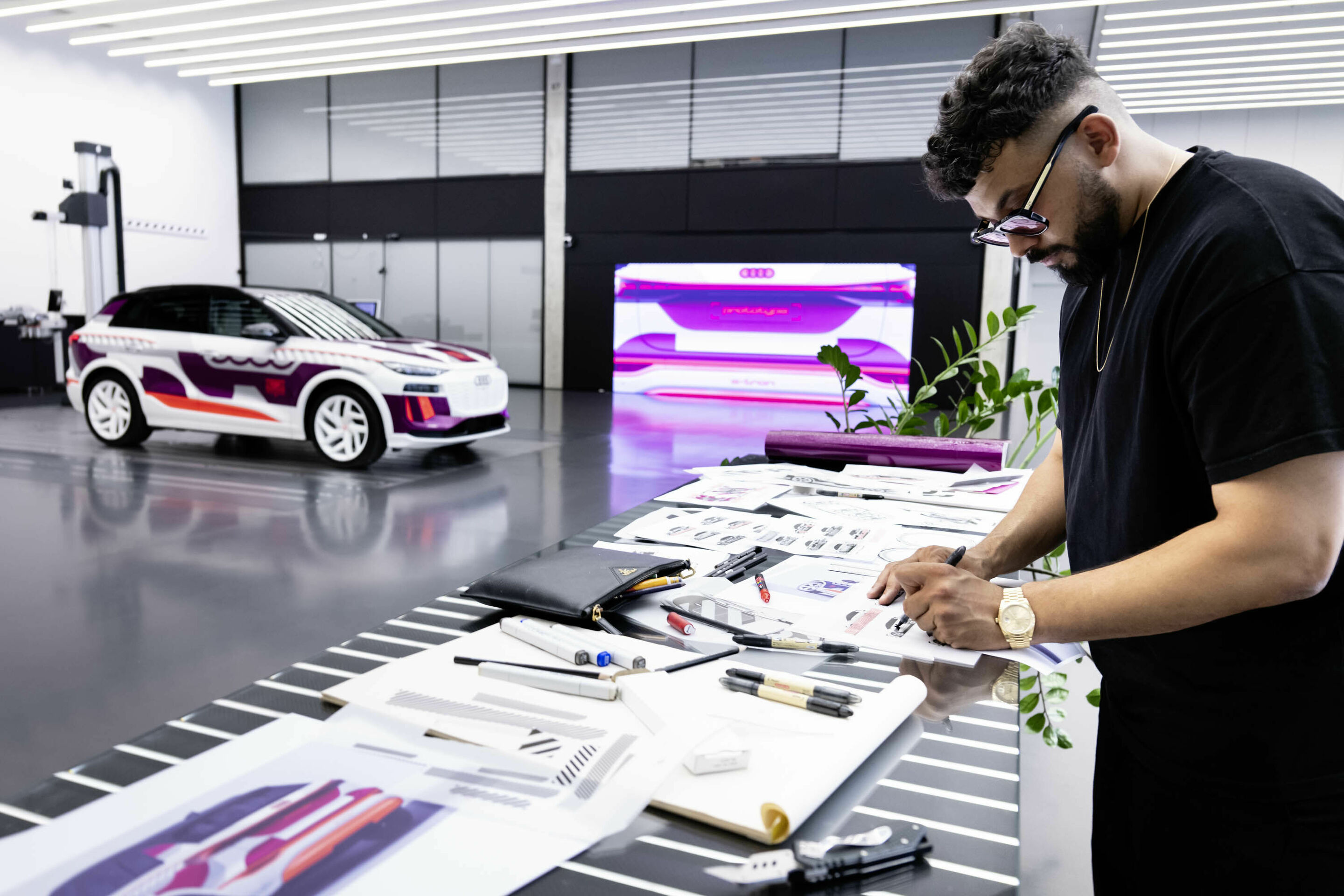 “Like a tailor-made suit” - Special accentuation of the vehicle sculpture: Marco dos Santos, who is responsible for design branding at Audi, has decorated the prototype of the Audi Q6 e-tron with an individual foliation, the so-called Livery Design.