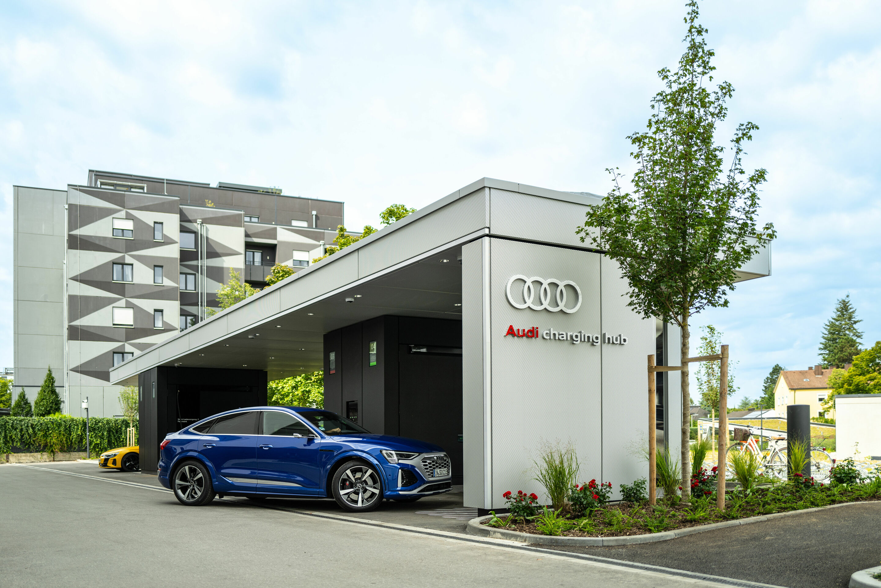 New Audi charging hub opens in Munich - Audi has opened a new Audi charging hub in Munich’s Obersendling district. Following Nuremberg, Zurich, Berlin, and Salzburg, the charging station is the brand’s fifth location of this kind.