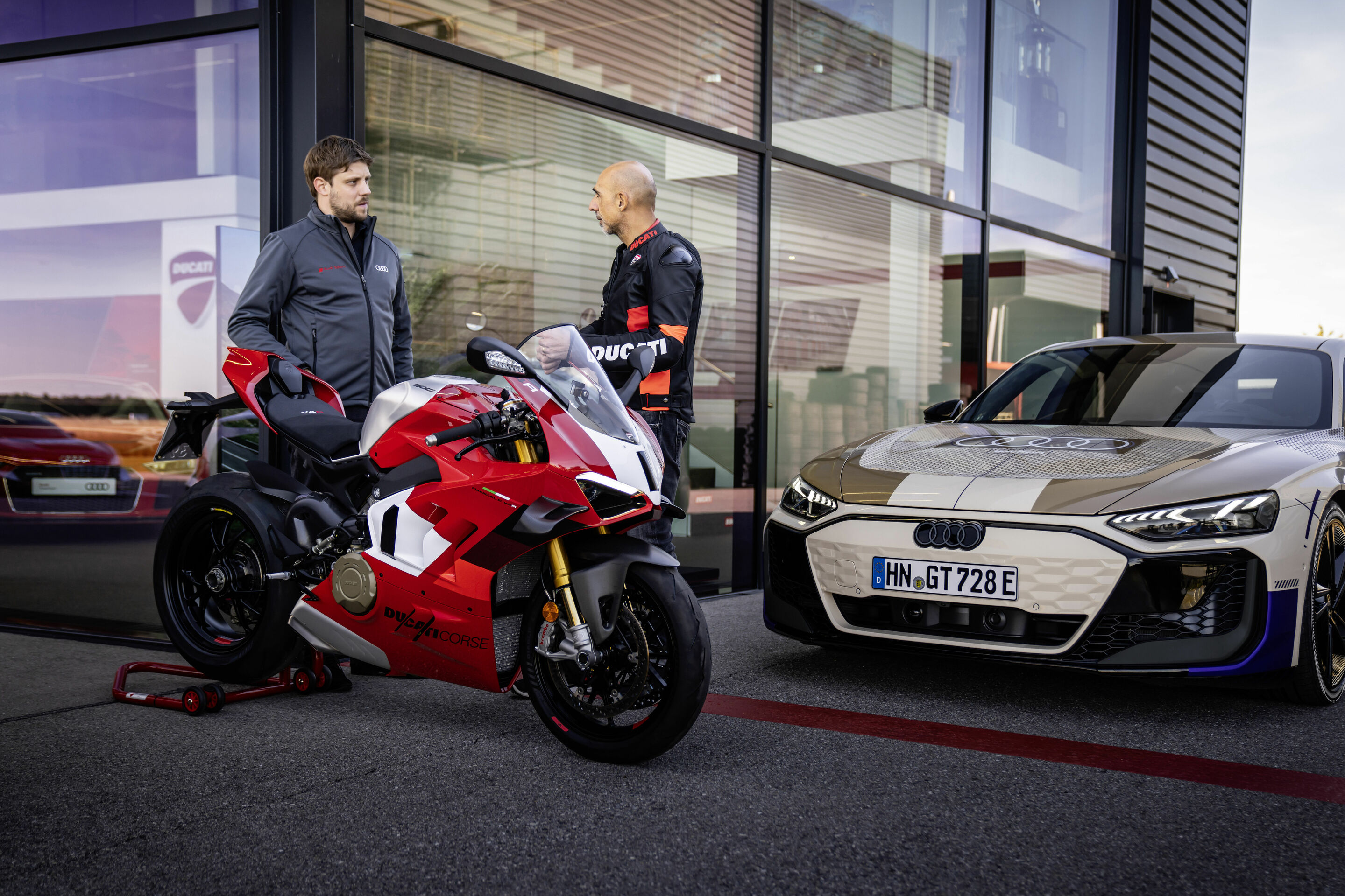 Audi e-tron GT prototype - Jaan Mattes Reiling (left) and Alessandro Valia agree: the prototype of the new e-tron GT quattro and the Ducati Panigale V4 R fascinate with technology and emotion.