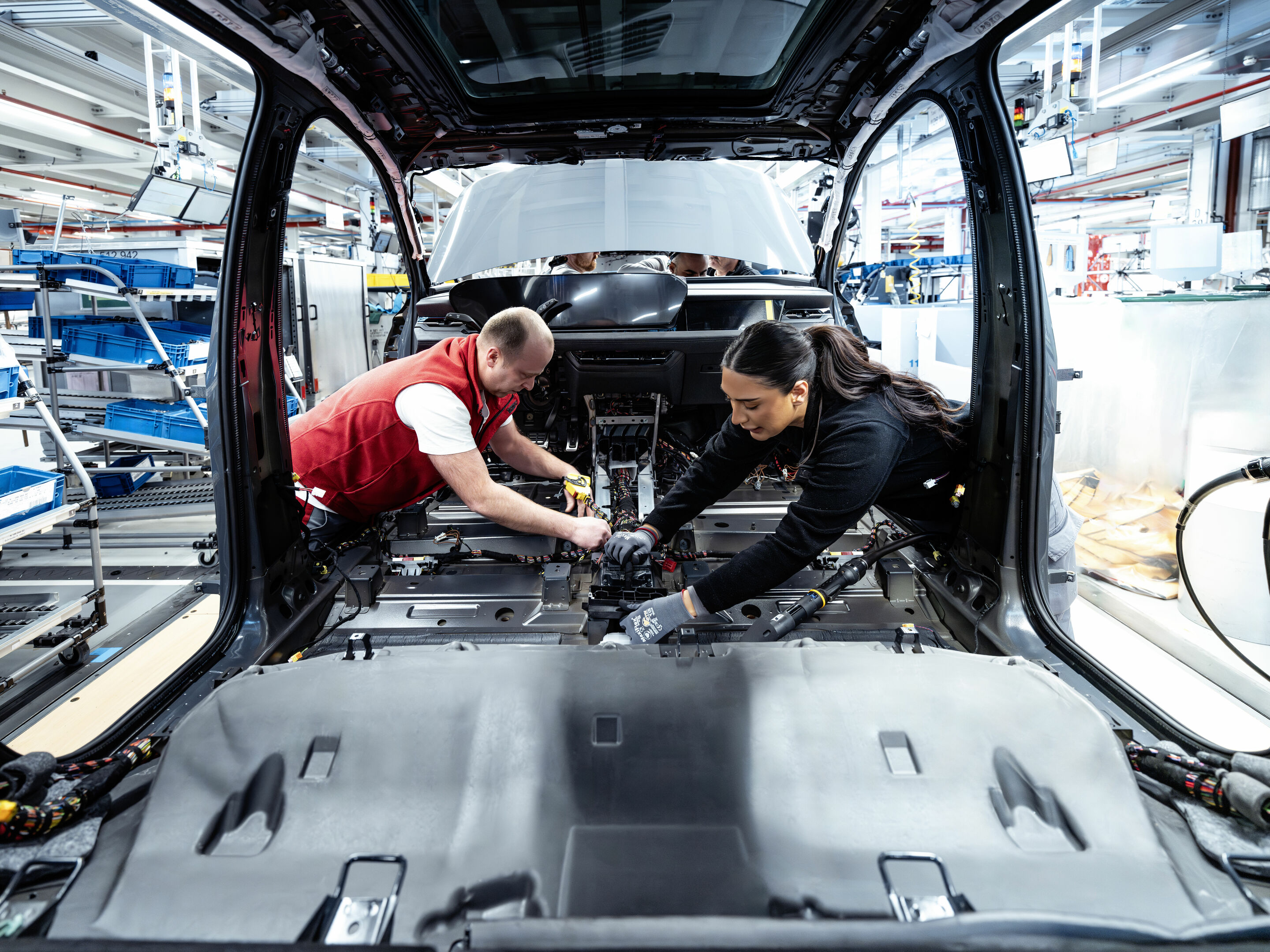 Production Audi Q6 e-tron at the Ingolstadt site - Wiring harnesses are fitted during assembly.