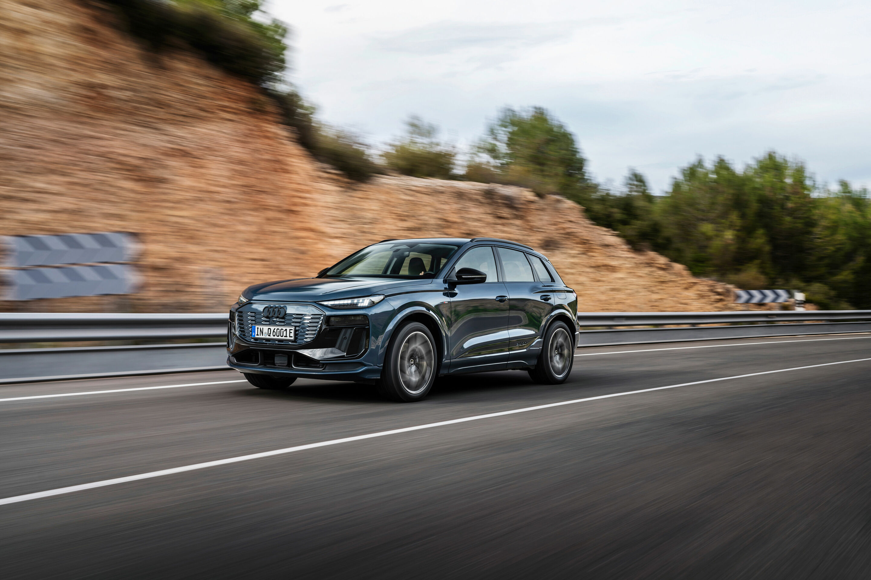 Audi Q6 e-tron quattro - Dynamic photo, 
Colour: Plasma blue metallic