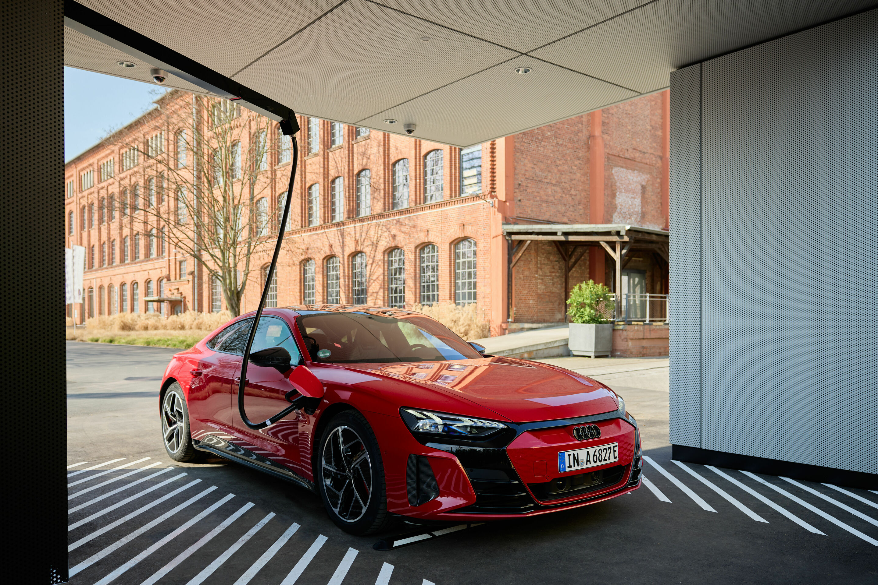 Audi charging hub Frankfurt - Easy-to-move swivel arms facilitate use.