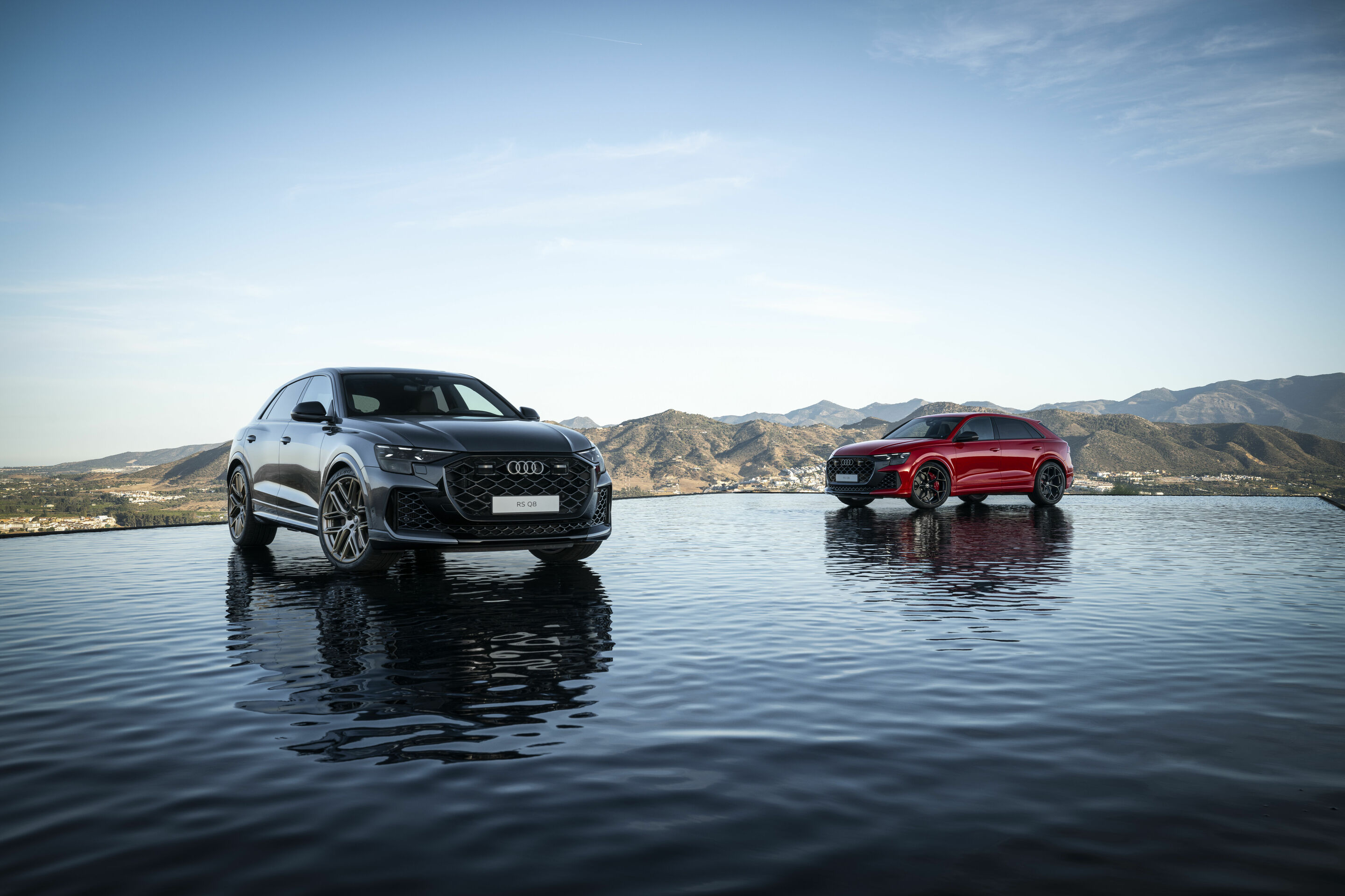 Audi RS Q8, Audi RS Q8 performance - Static photo,
Audi RS Q8, Colour: Daytona Grey perl effect, 
Audi RS Q8 performance, Colour: Chilli red metallic