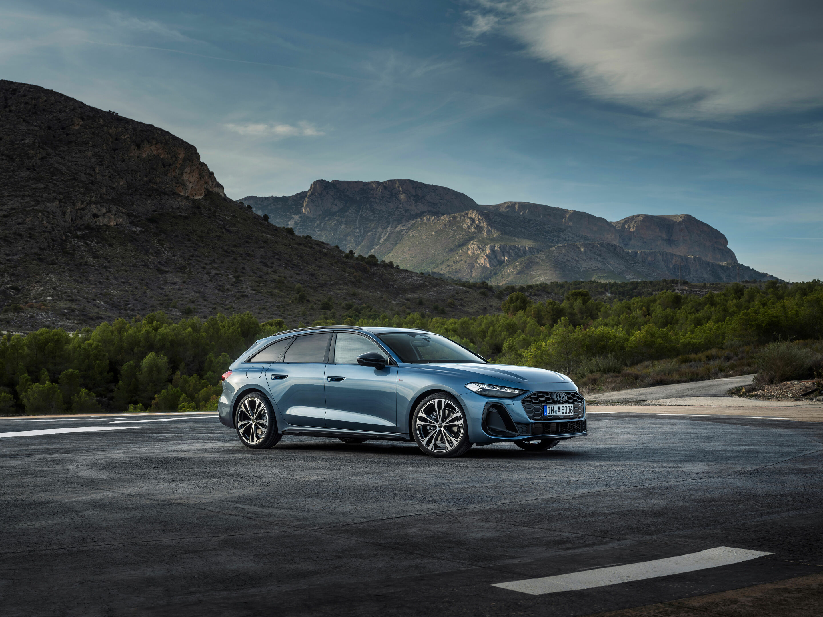 Audi A5 Avant - Static photo,
Colour: Horizon Blue metallic

The Panoramic glass roof with switchable transparency is expected to be available in Germany from the fourth quarter of 2024. For the exact launch date, please contact your Audi partner.