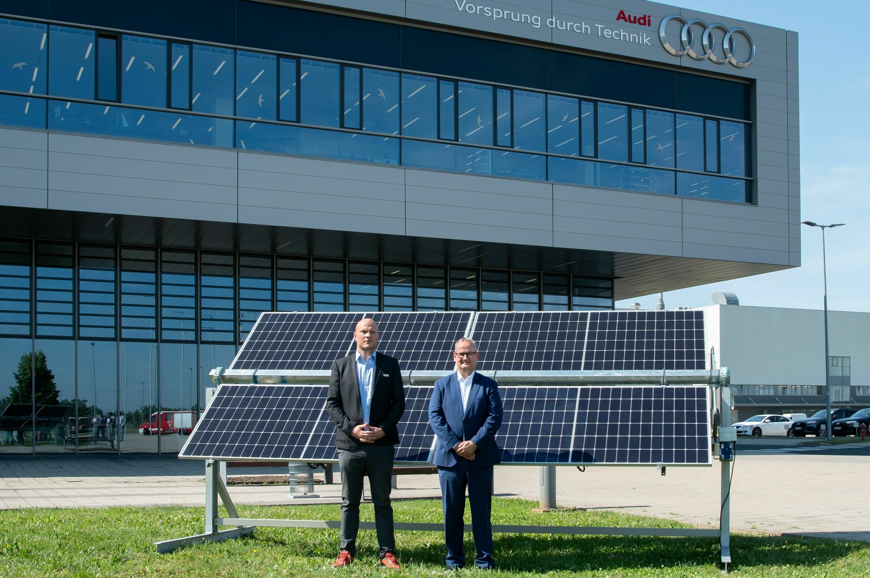 Audi Hungaria expands its solar park by 160,000 square meters - Gábor Berényi, owner and Managing Director of Smart Solar Kft. (left), and Michael Breme, Chairman of the Board of Management of Audi Hungaria