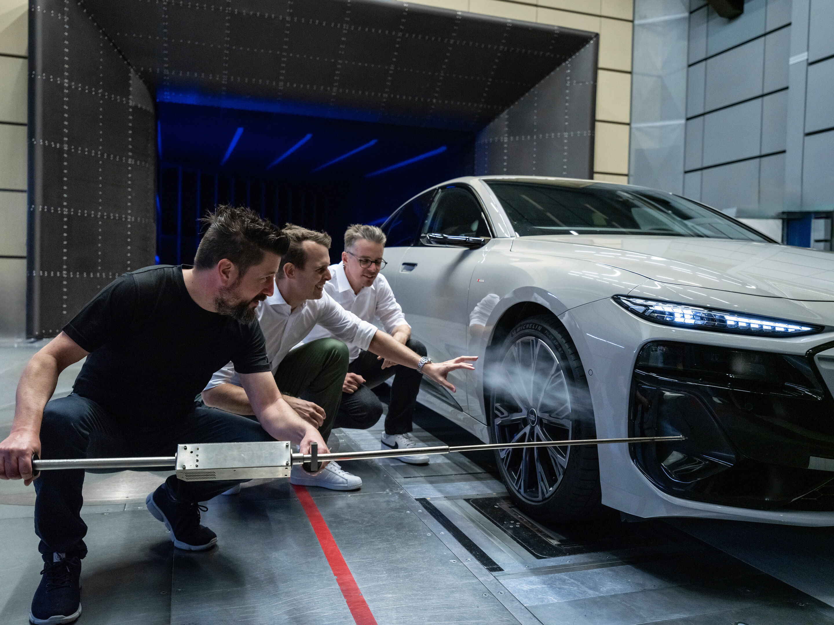 Teamwork: Meticulous detail work on the aerodynamics of the Audi A6 Sportback e-tron - Teamwork: Meticulous detail work on the aerodynamics of the Audi A6 Sportback e-tron.