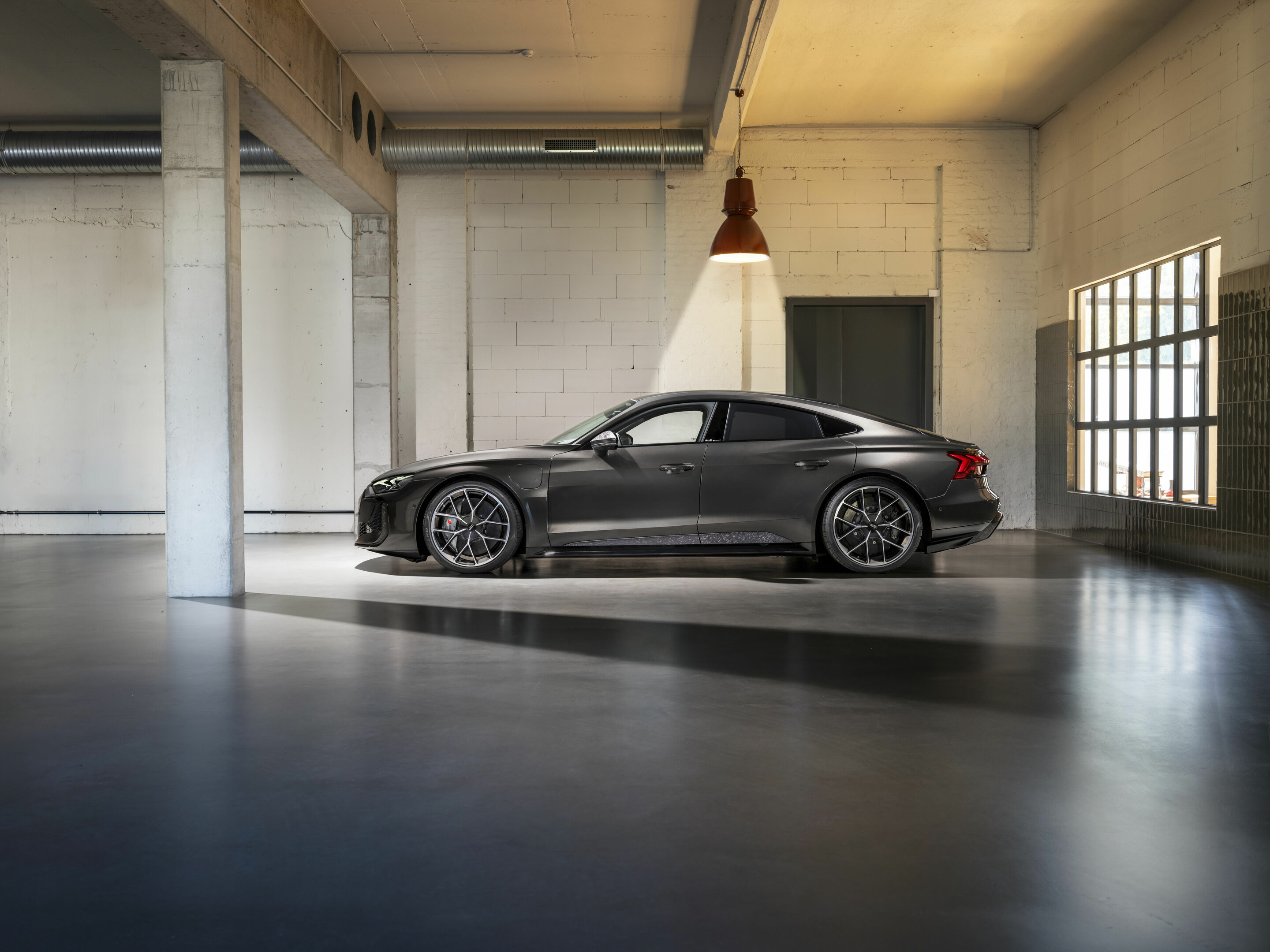 Audi RS e-tron GT performance - Static photo,
Colour: Arabica grey metallic, customized paint finish, Audi exclusive