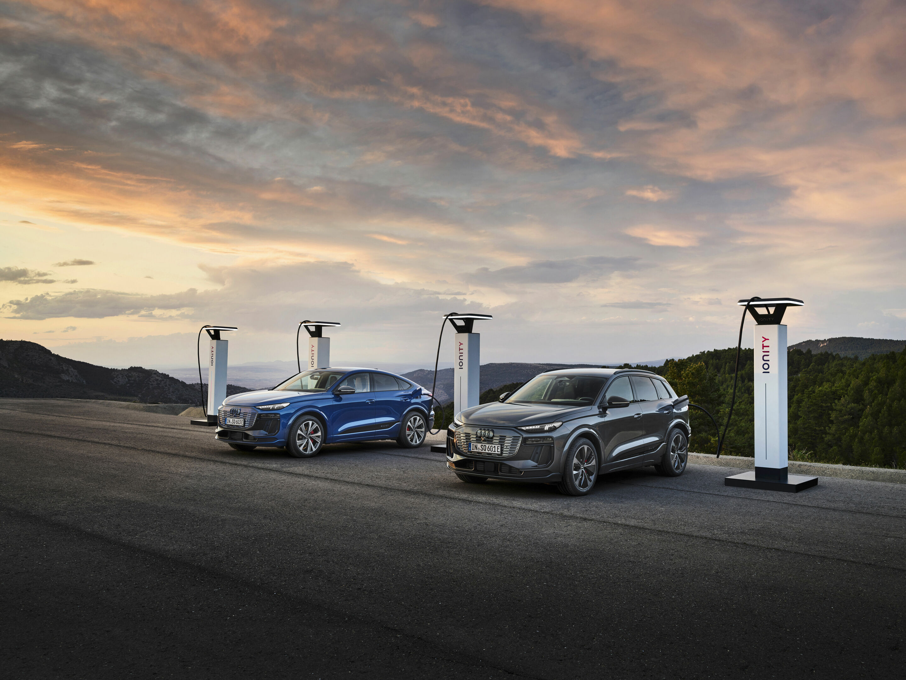 Audi SQ6 Sportback e-tron / Audi SQ6 SUV e-tron - Static photo,
Colour: Ascari blue metallic, Magnet gray