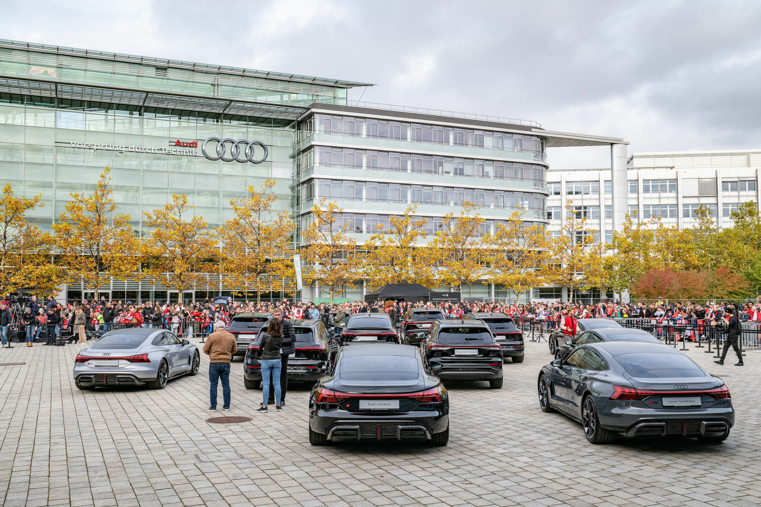 Audi delivers company cars to FC Bayern - Numerous fans came to the Audi Piazza to see their idols with their new cars.