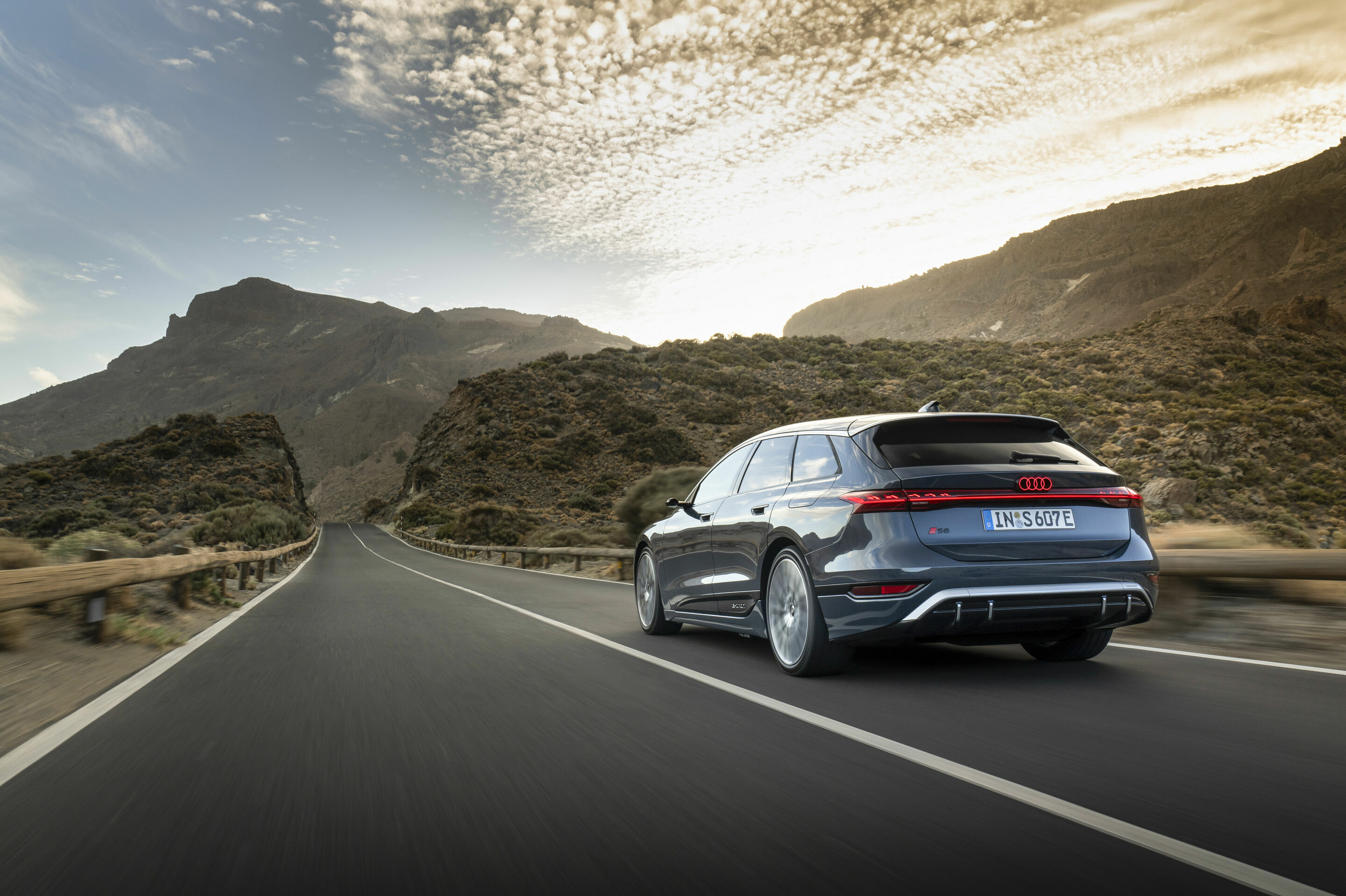 Audi S6 Avant e-tron - Dynamic photo,
Colour: Plasma blue metallic