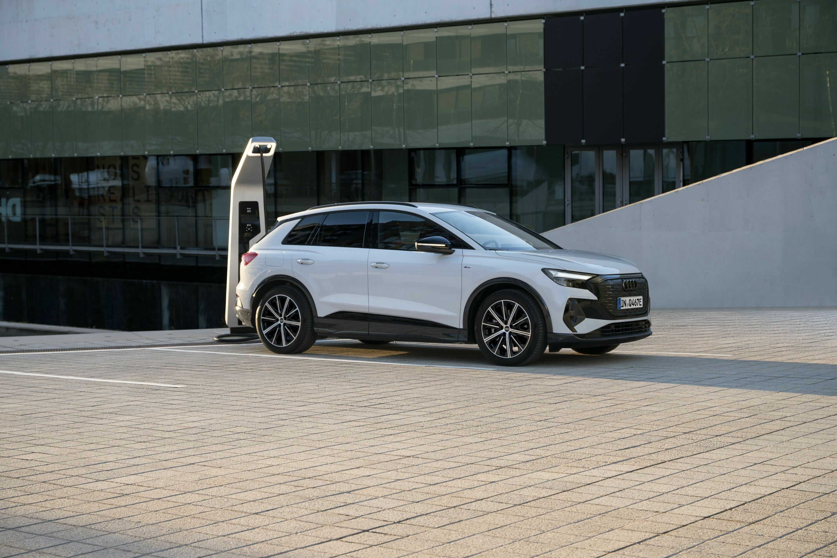 Audi Q4 40 e-tron - Static photo, Colour: Glacier white metallic