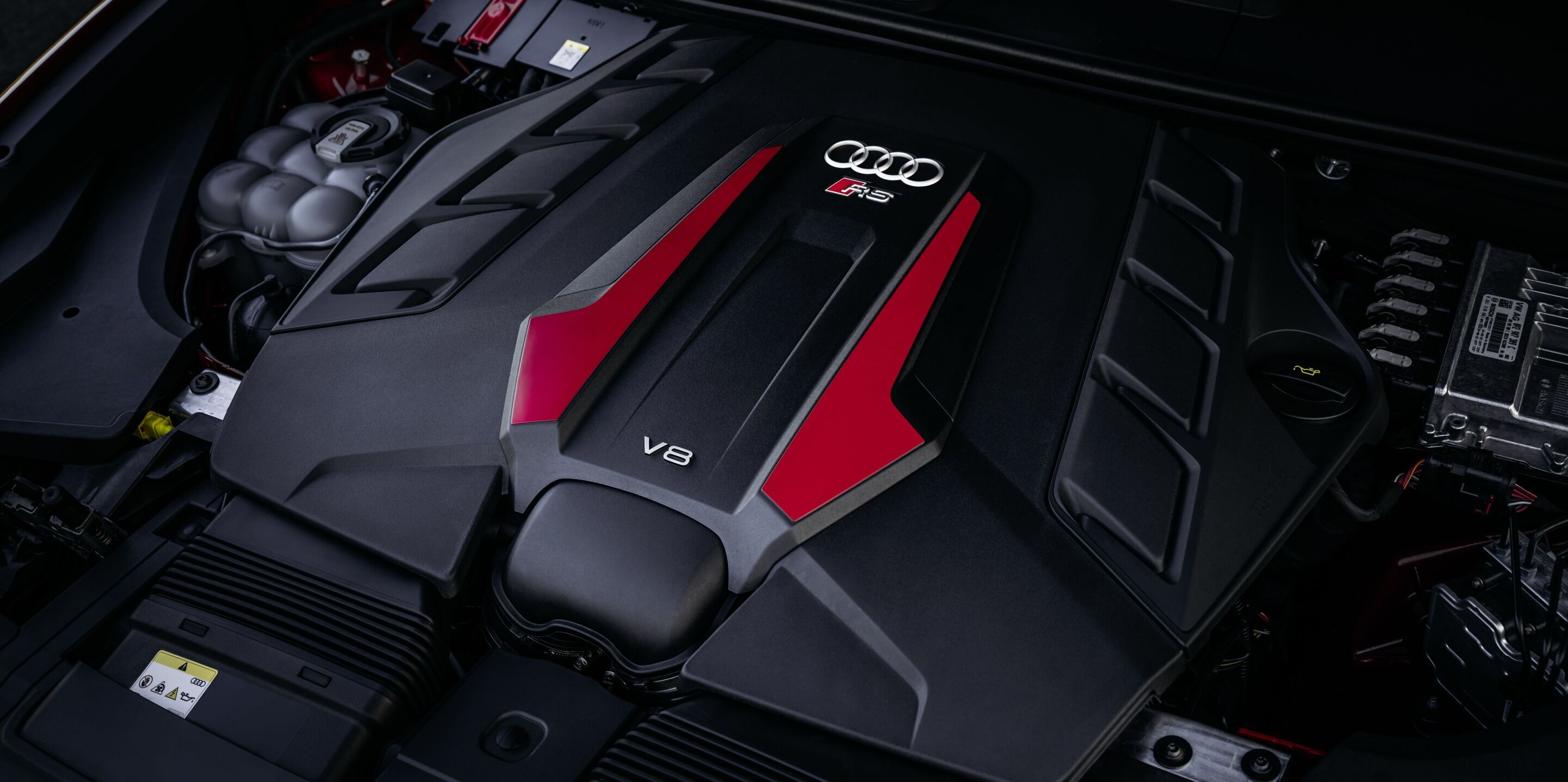 Audi RS Q8 performance - The four-liter twin-turbo V8 with 471 kW (640 PS) and 850 Nm of torque is the most powerful series-produced combustion engine in the history of Audi.