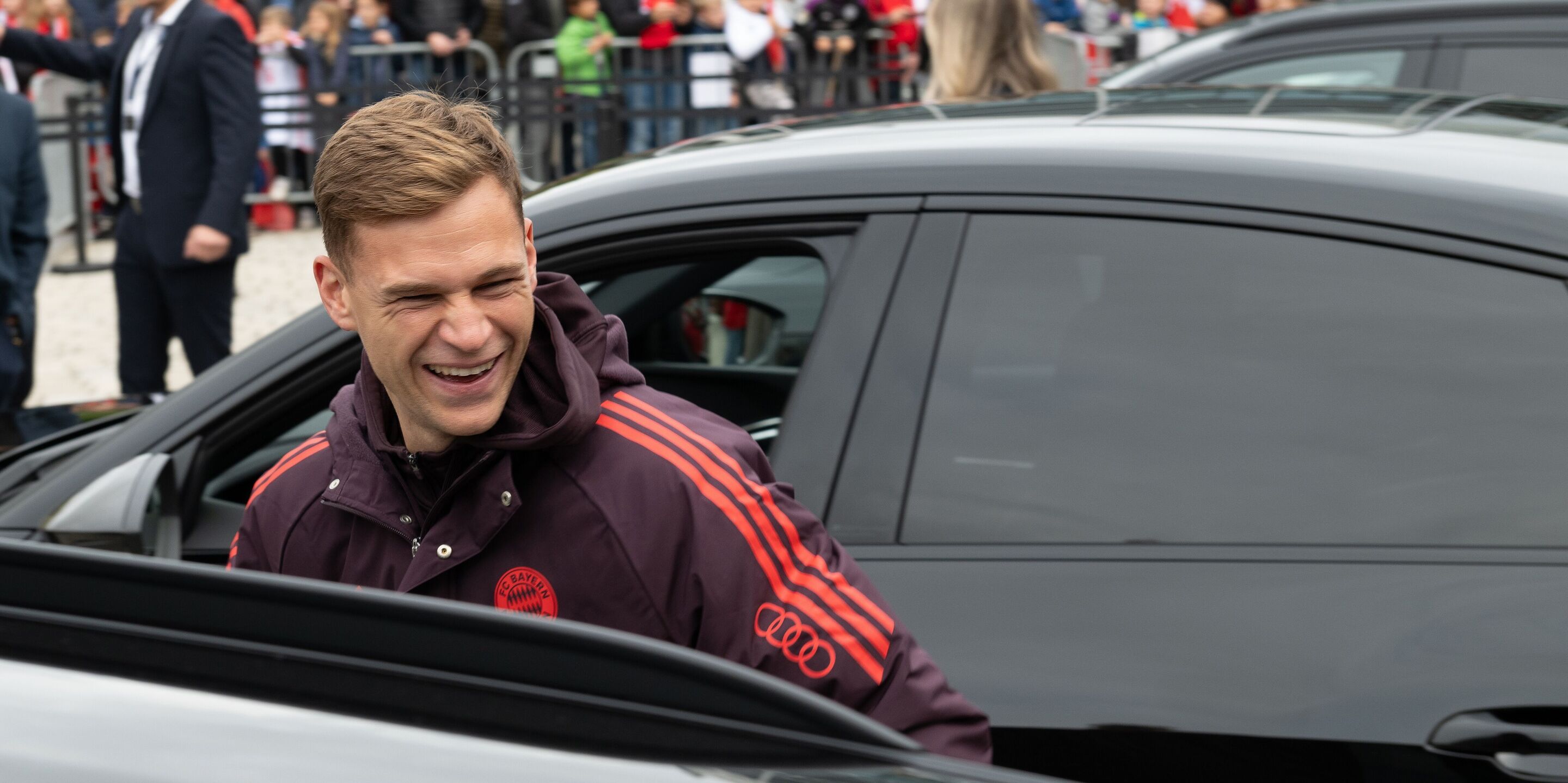 Audi delivers company cars to FC Bayern - Bayern player and captain of the german national team Joshua Kimmich visibly had fun with his new Audi SQ8 e-tron in Mythos Black Metallic.