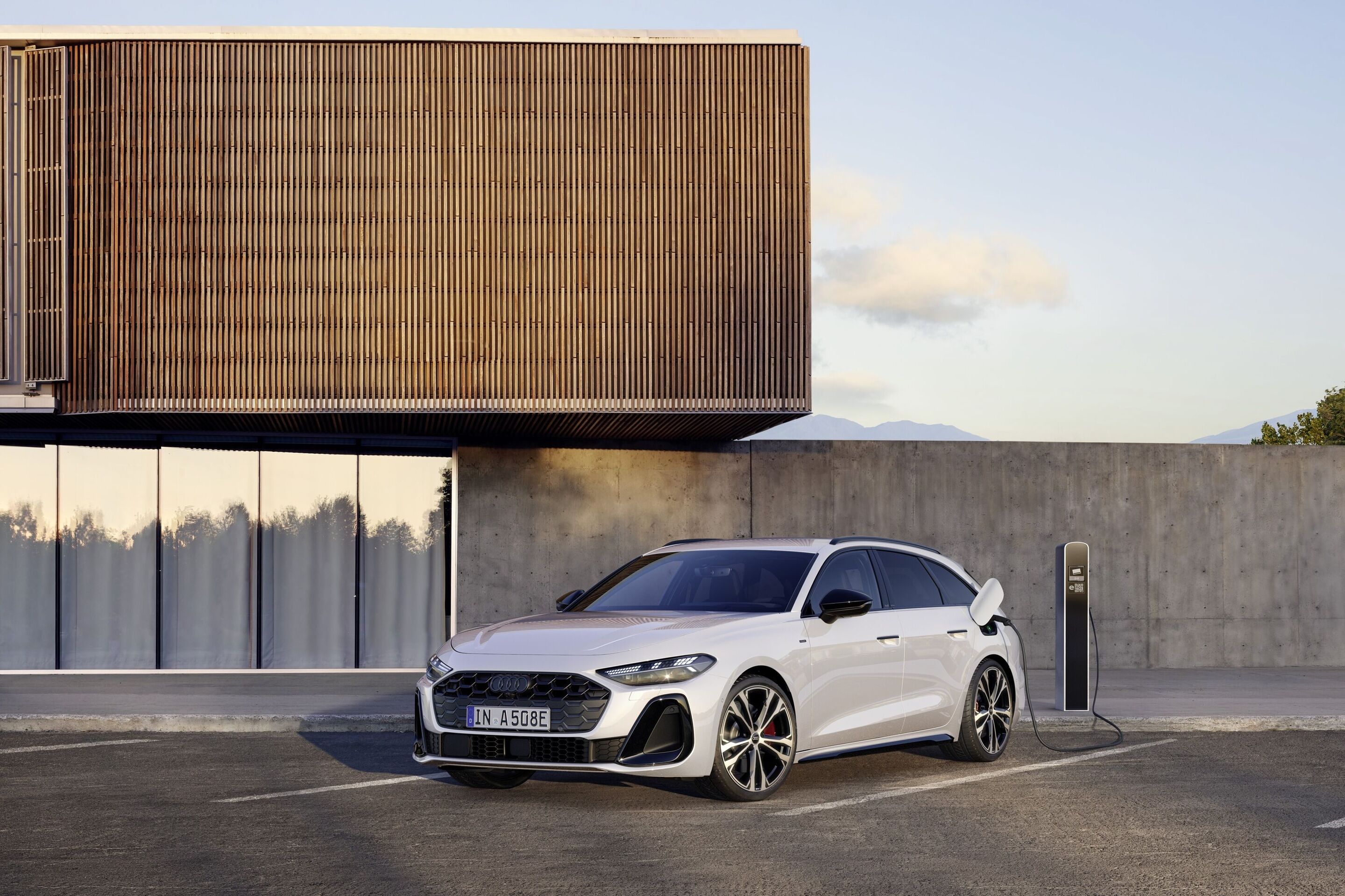 Audi A5 Avant e-hybrid quattro - Static photo,
Colour: Glacier white