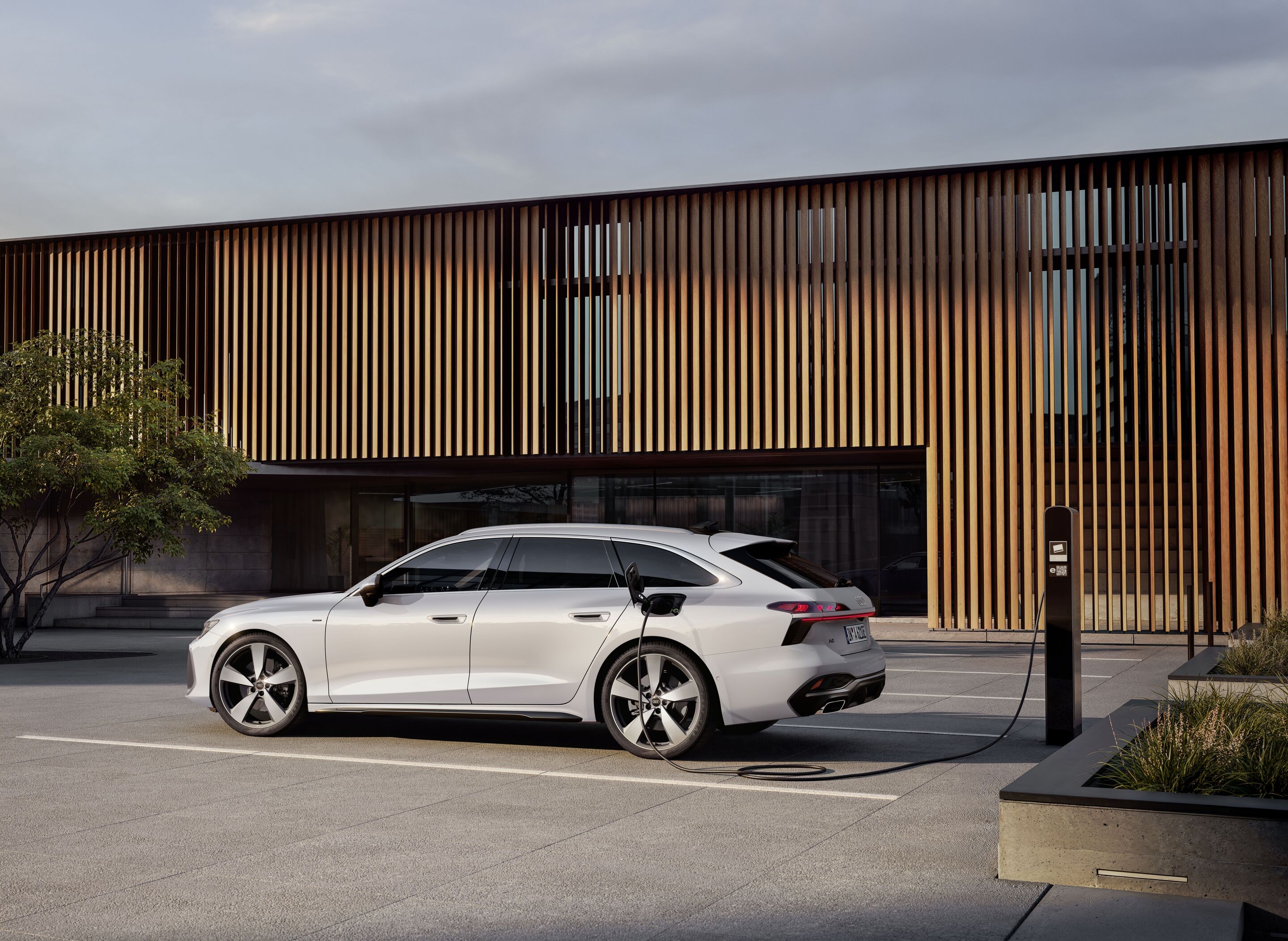 Audi A6 Avant e-hybrid quattro - Static photo,
Colour: Glacier white