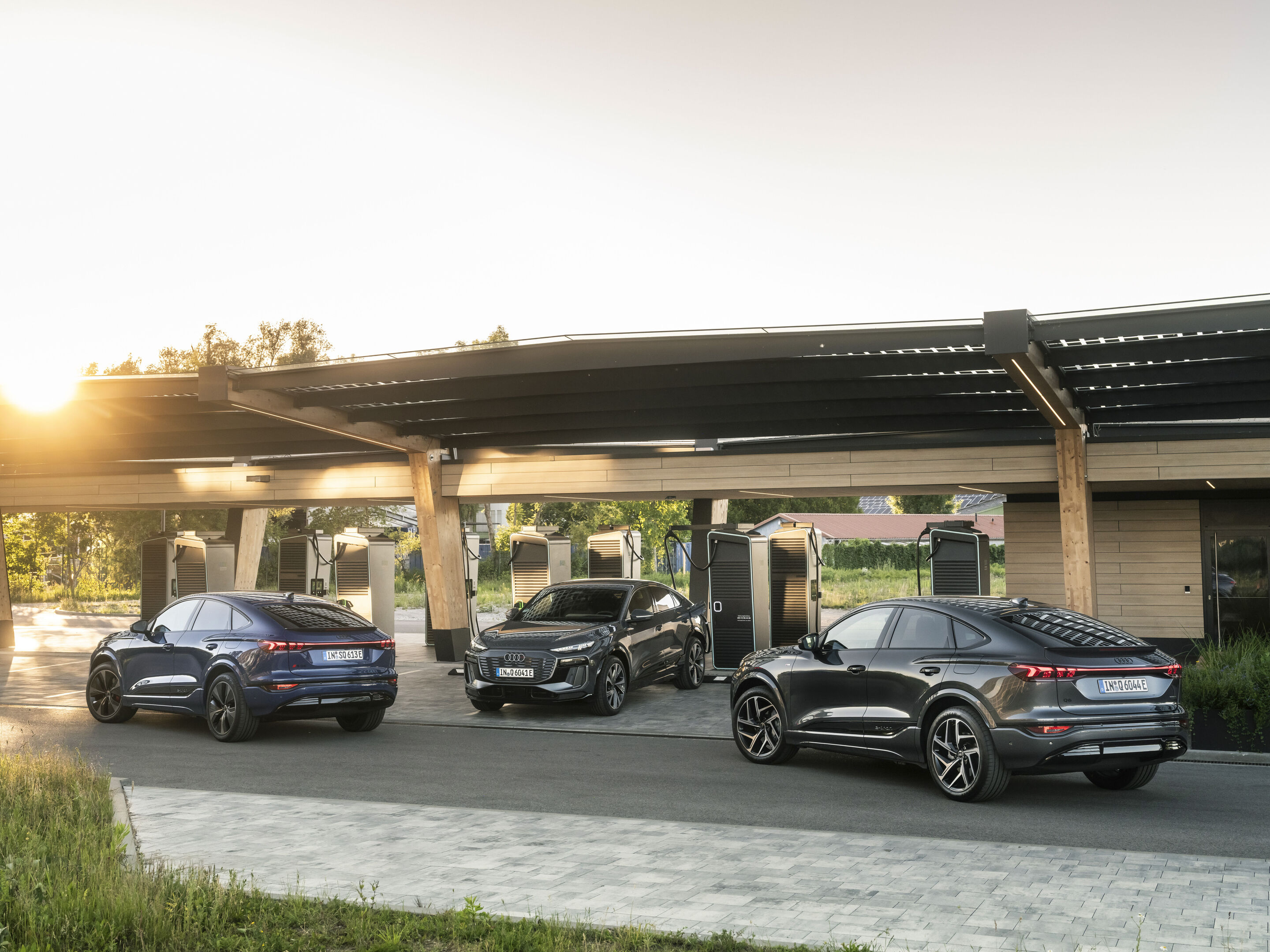 Audi SQ6 Sportback e-tron / Audi Q6 Sportback e-tron - Static photo,
Farbe: Ascari blue metallic, Magnet gray, Daytona gray